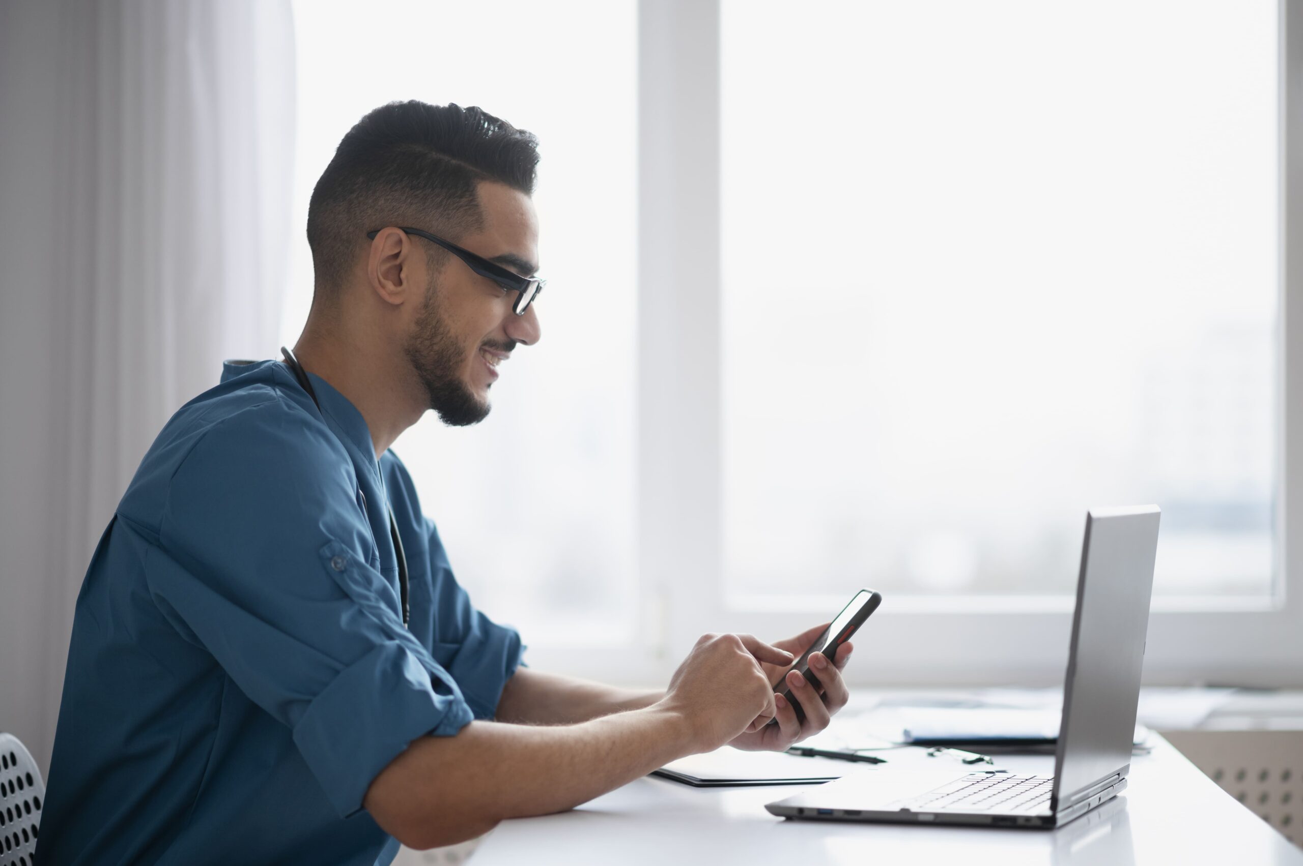 médico utilizando um aplicativo de agenda médica