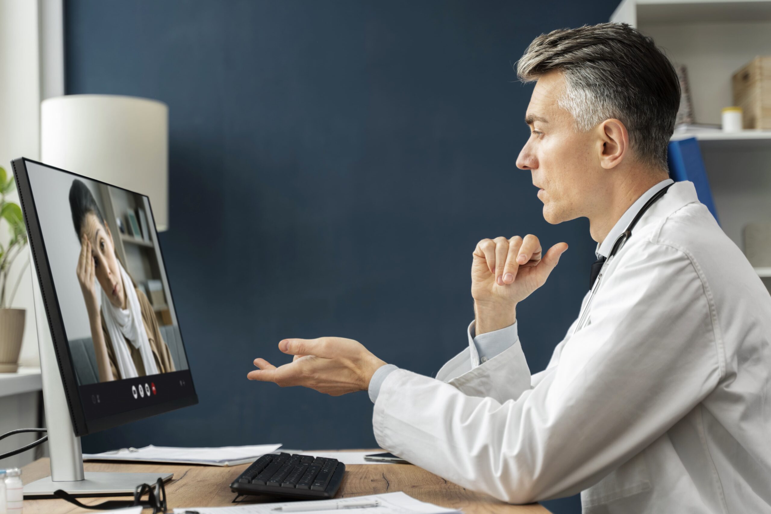 médico usando uma boa plataforma de telemedicina