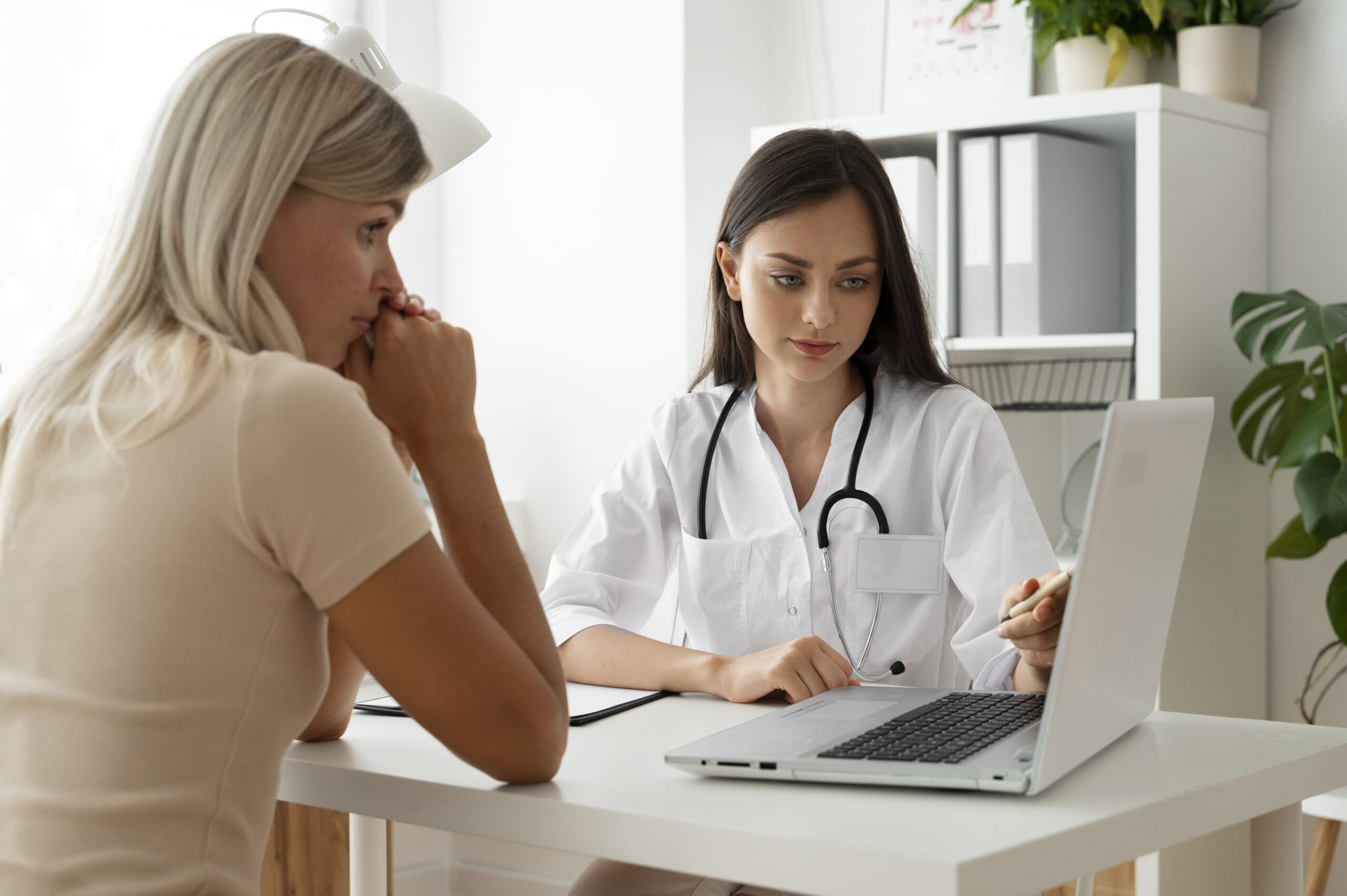 médica mostrando prontuário eletrônico à paciente