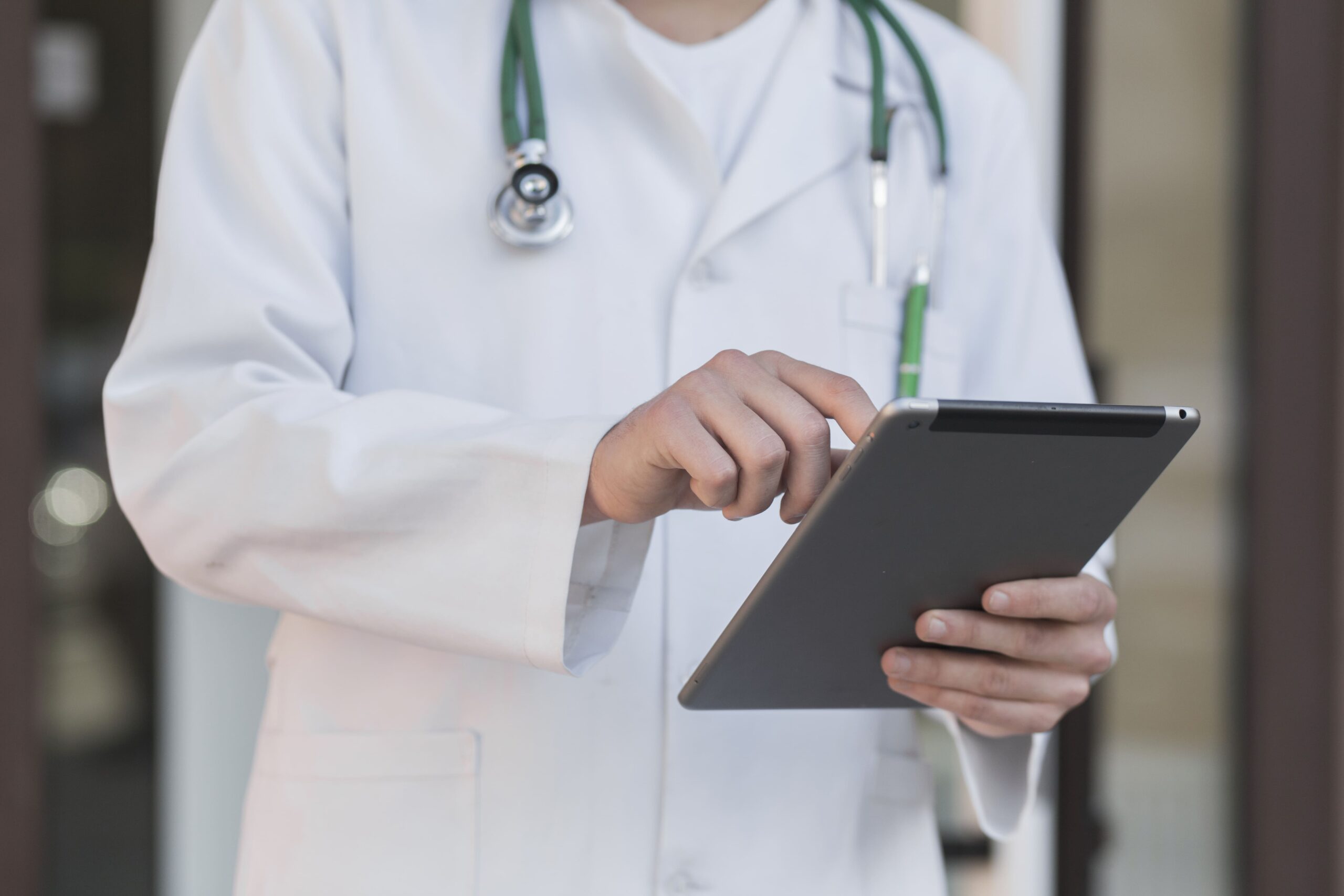 médico segurando um tablet