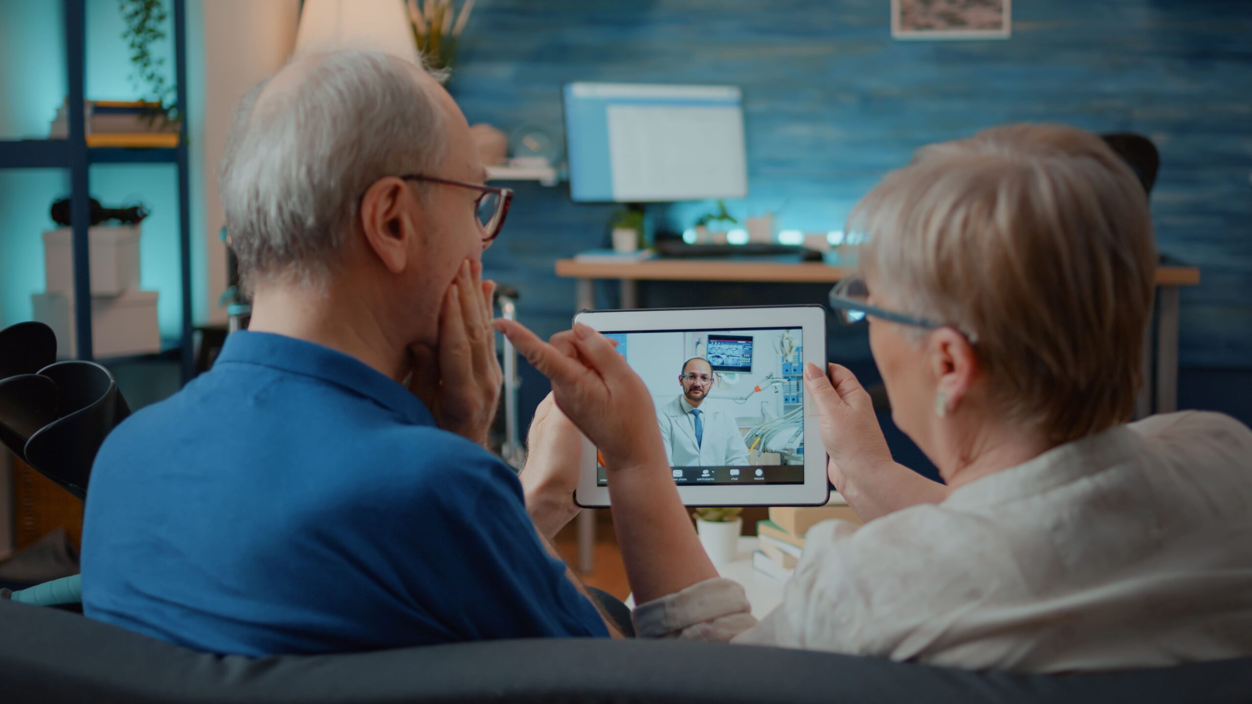 Casal de idosos fazendo uma teleconsulta pelo tablet