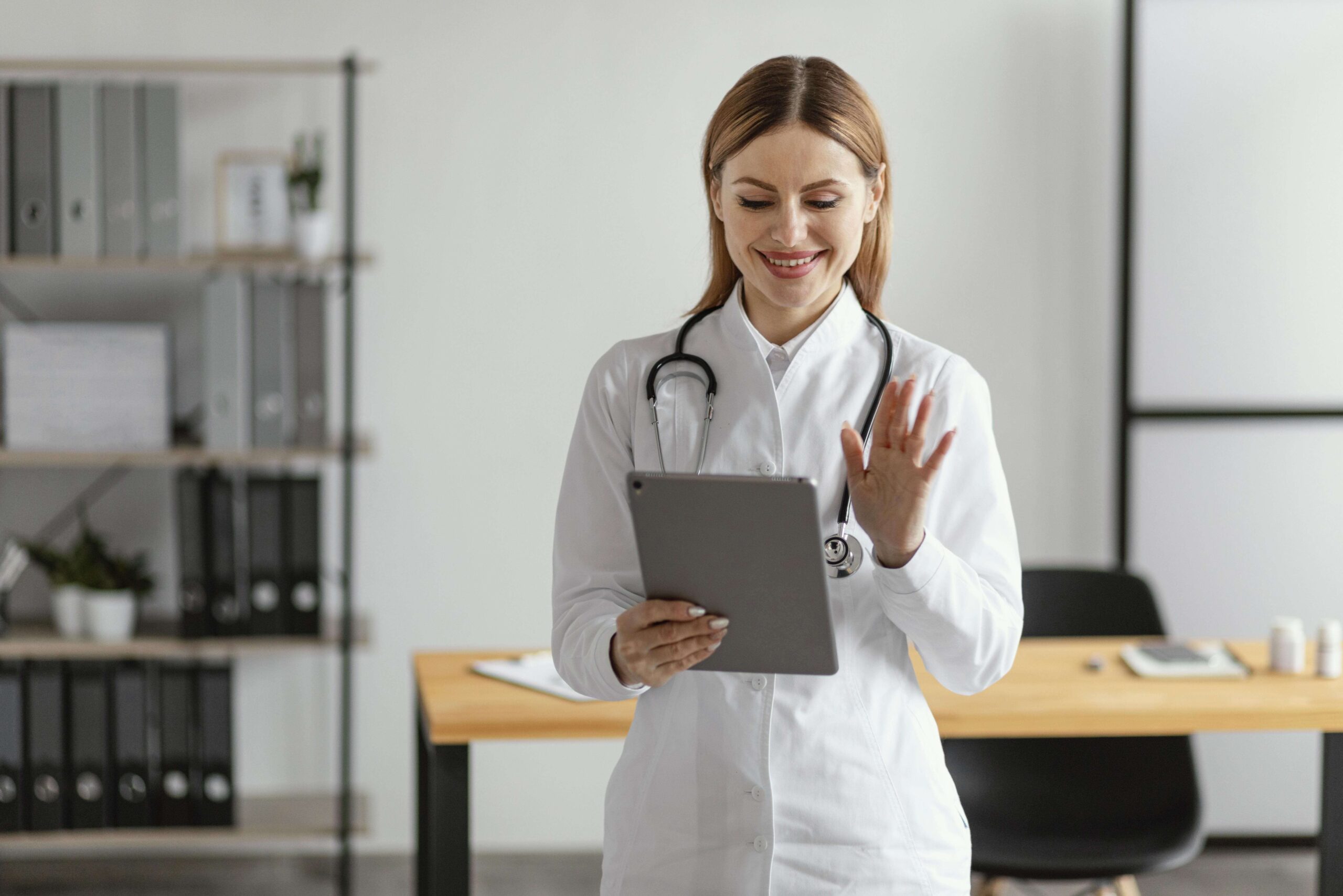 mulher médica empreendedora segurando tablet