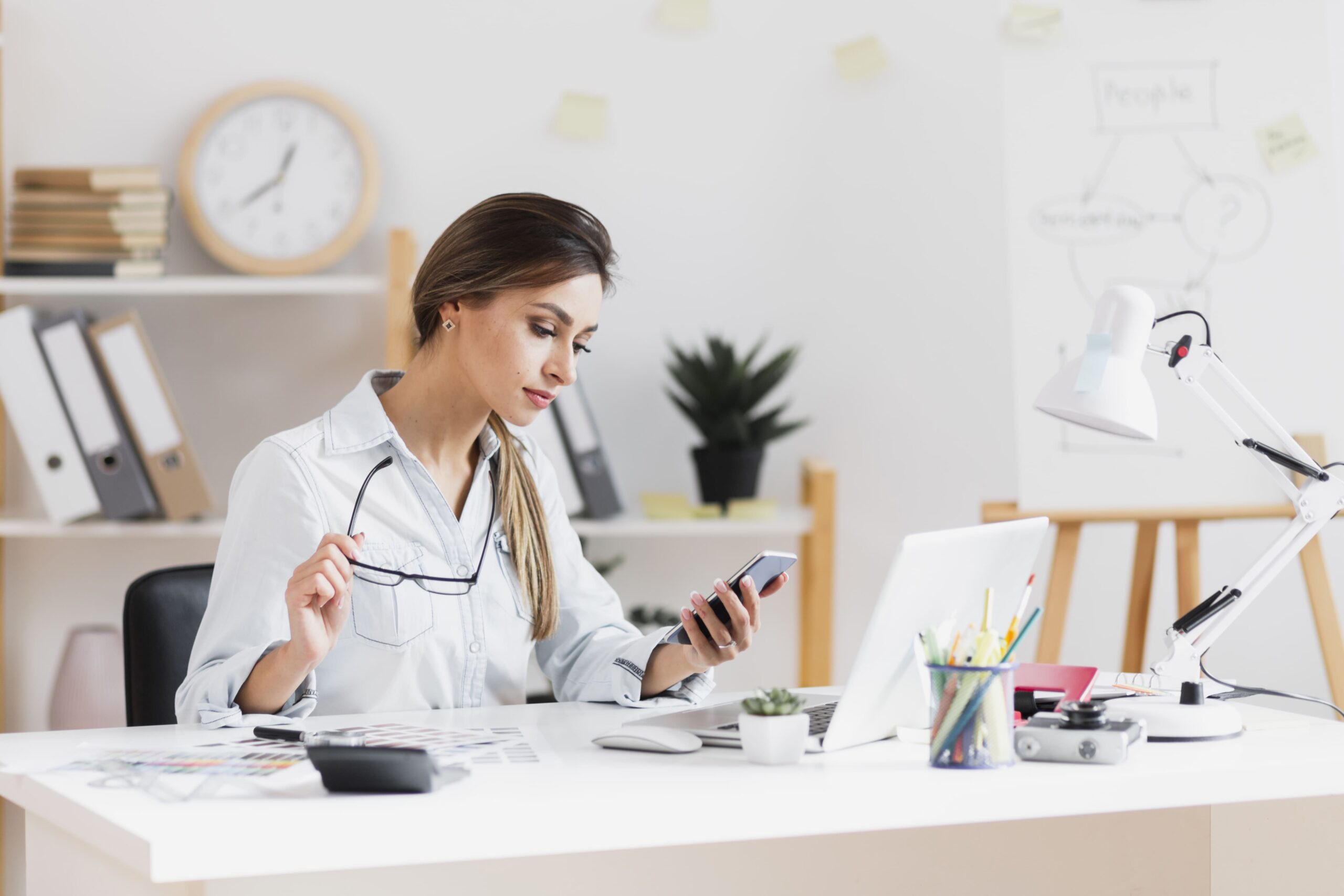 médica utilizando celular e computador