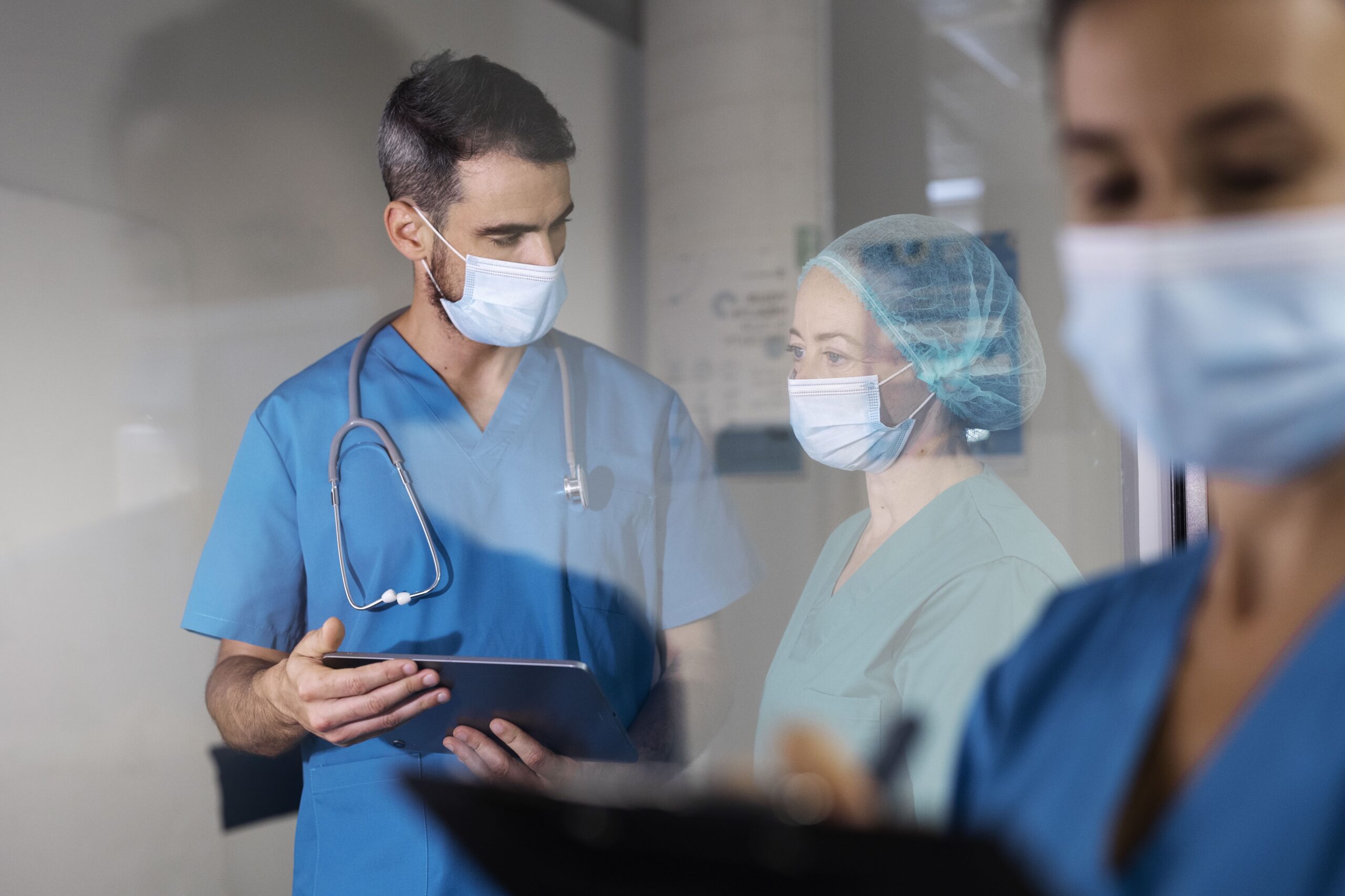 Médico utilizando um sistema para clínicas