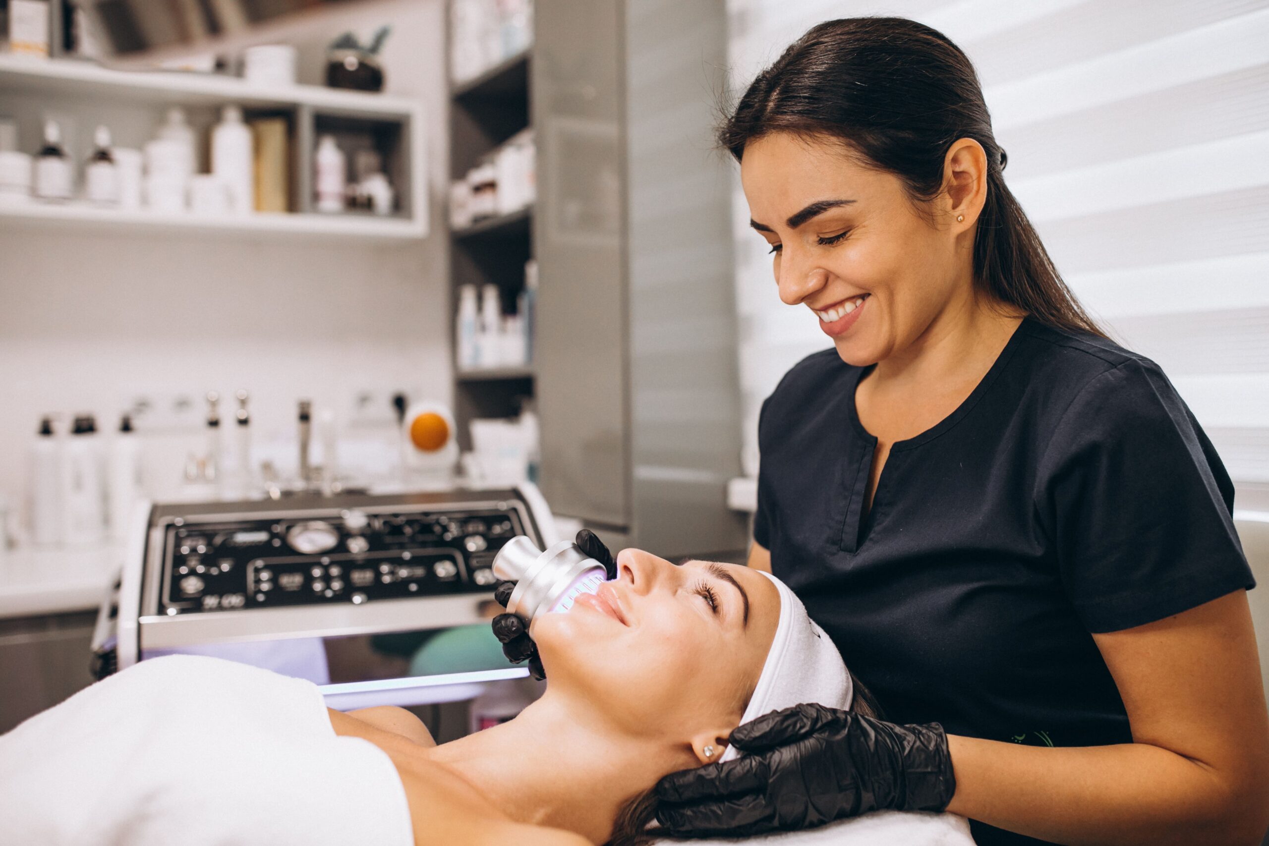 esteticista fazendo tratamento em cliente