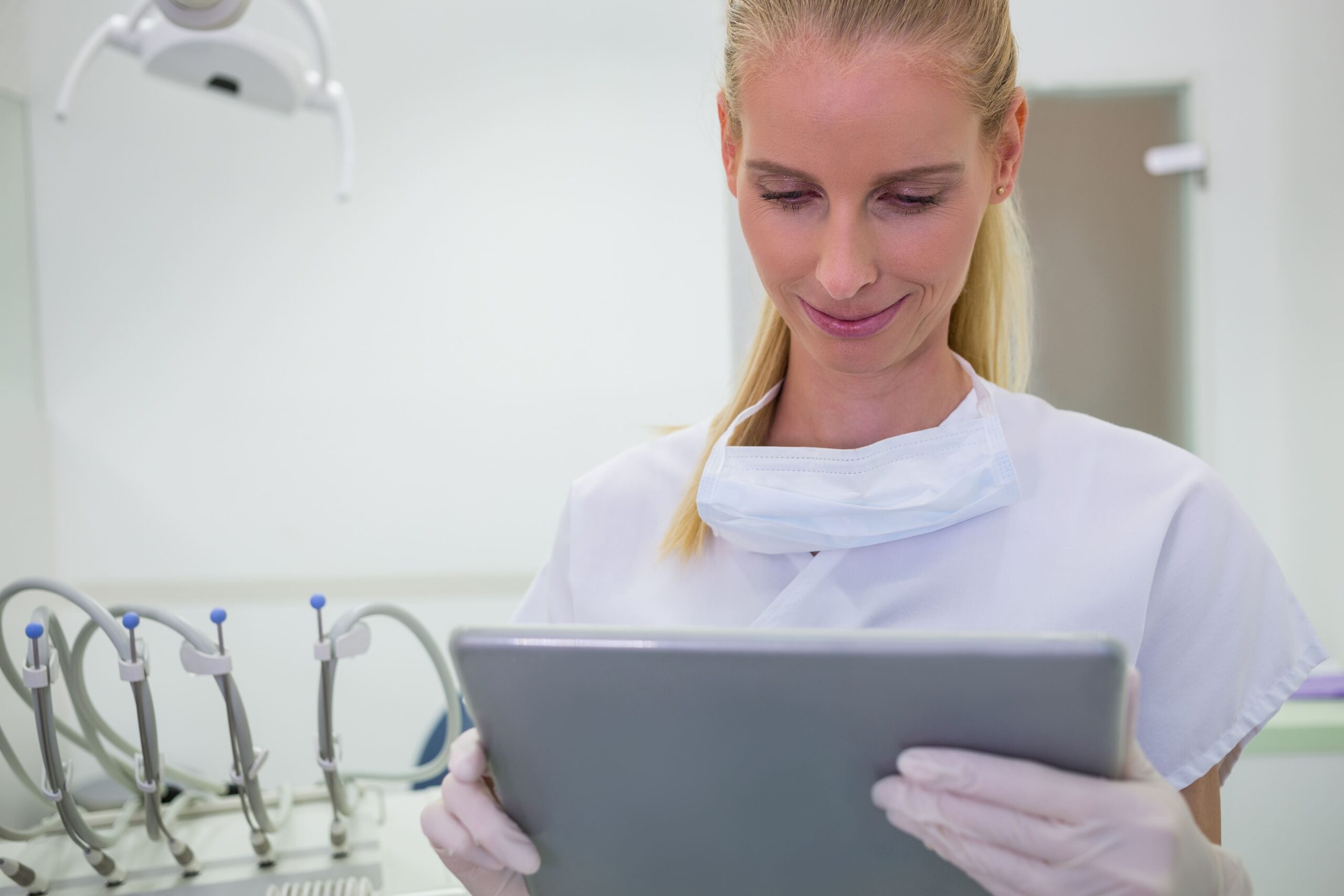 dentista utilizando um sistema para dentistas