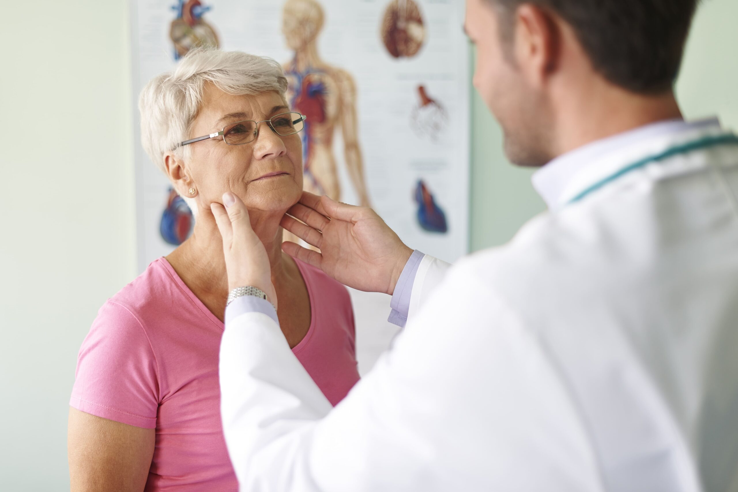 médico endocrinologista examinando paciente