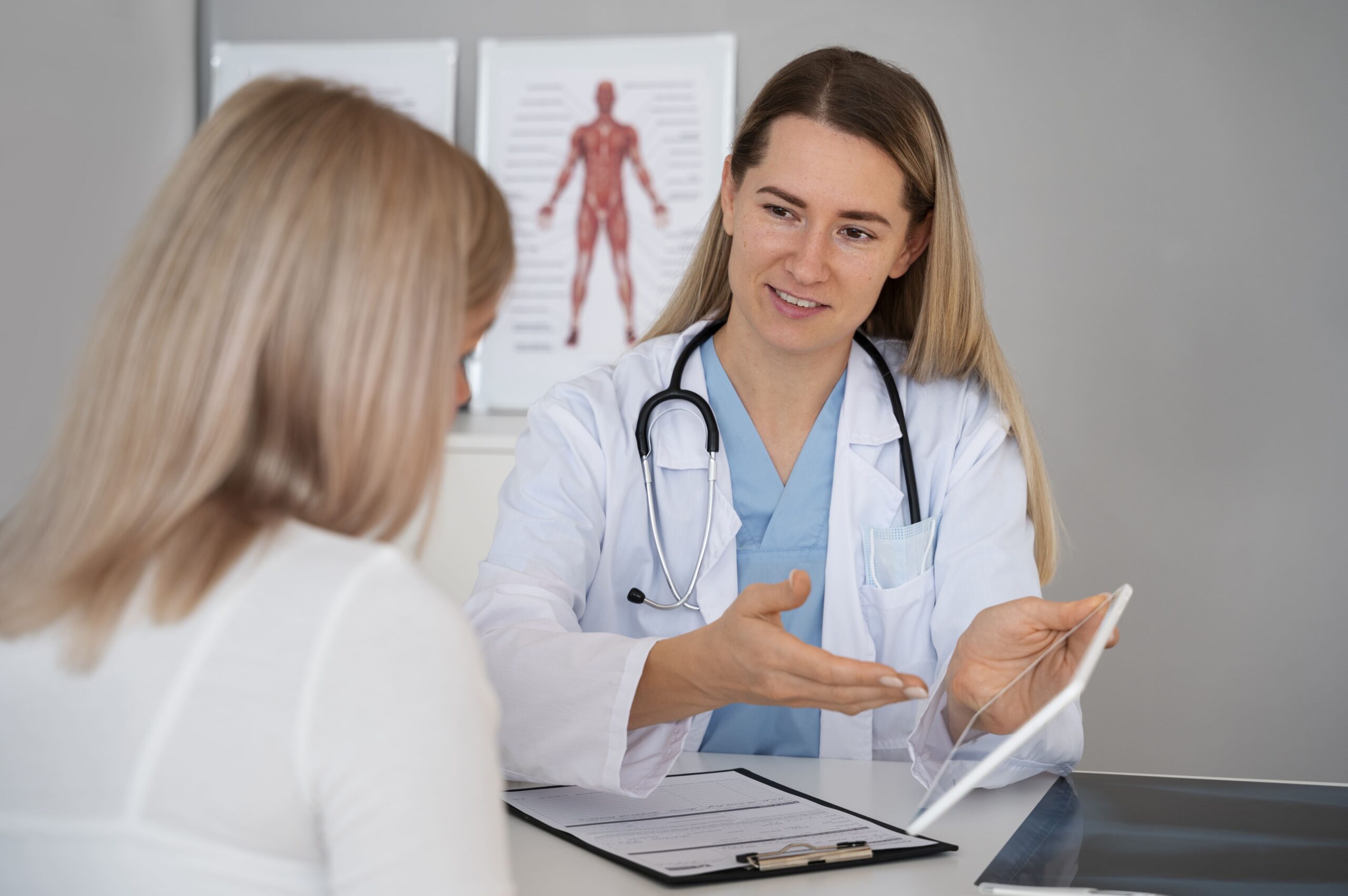 médica explicando a uma paciente sobre um tratamento