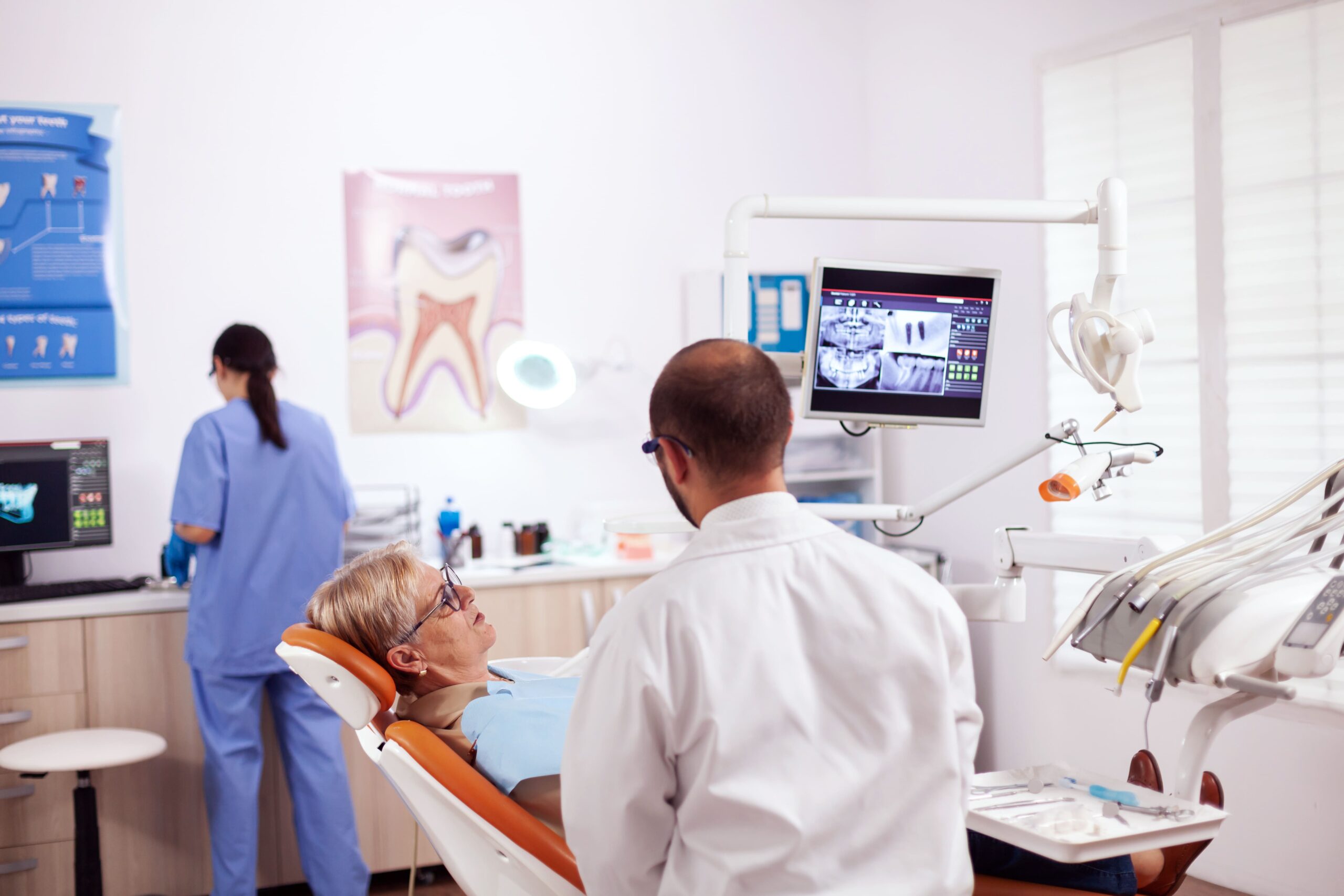 dentista atendendo paciente no consultório