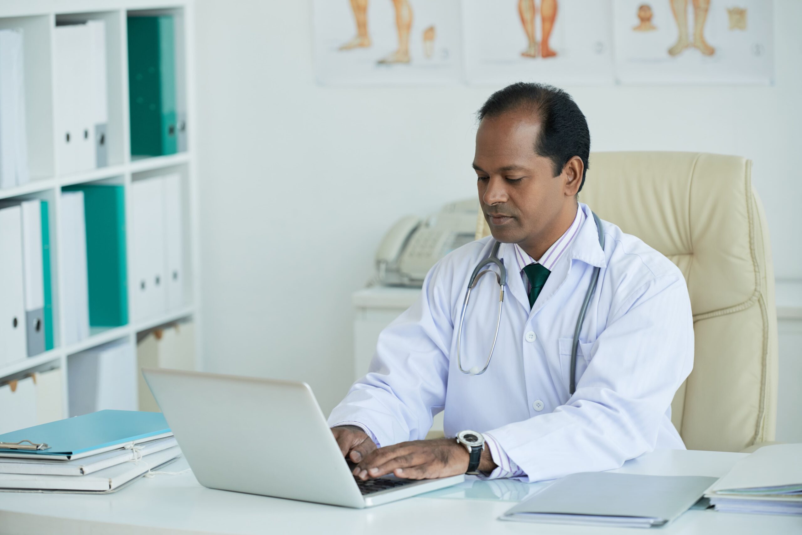 médico utilizando um sistema para clínicas