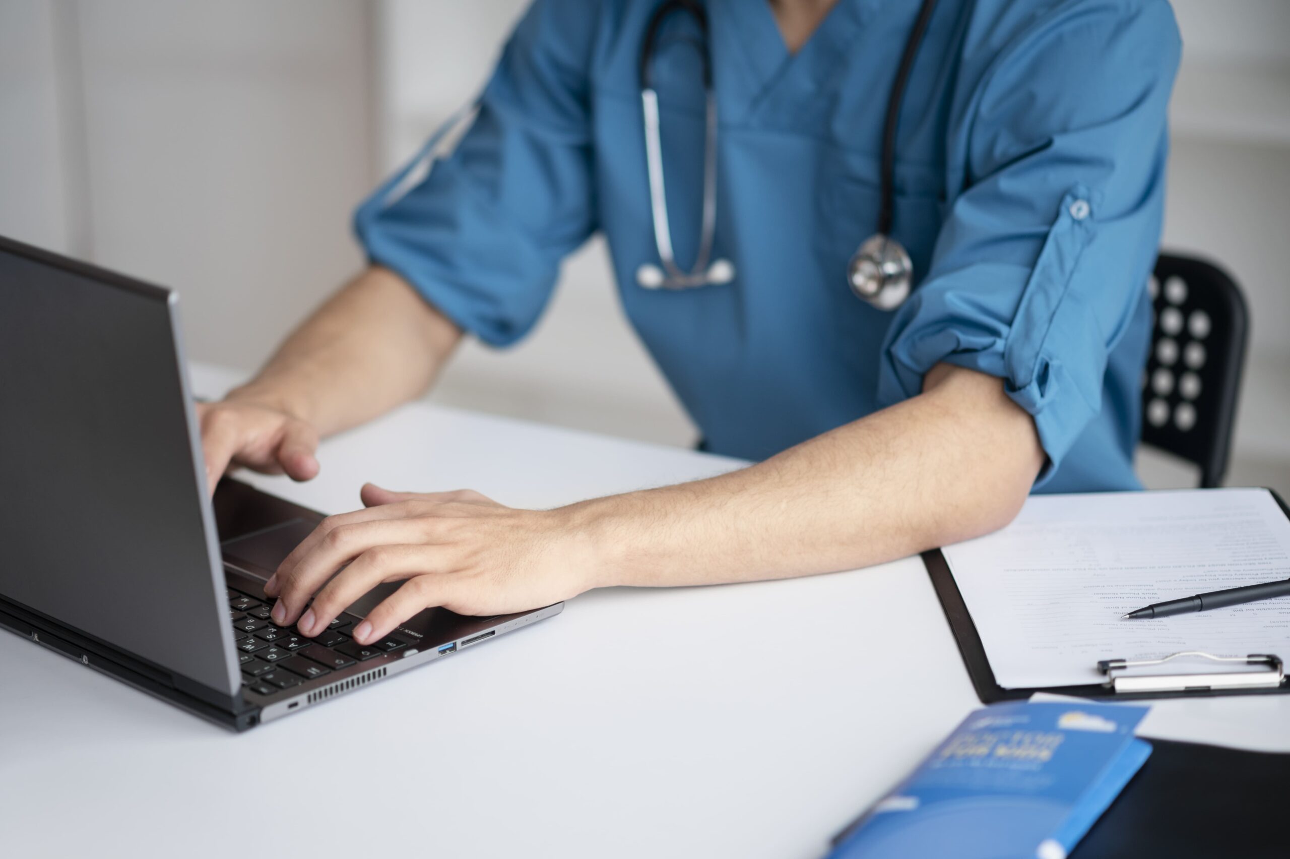 médico utilizando agendamento de consultas online