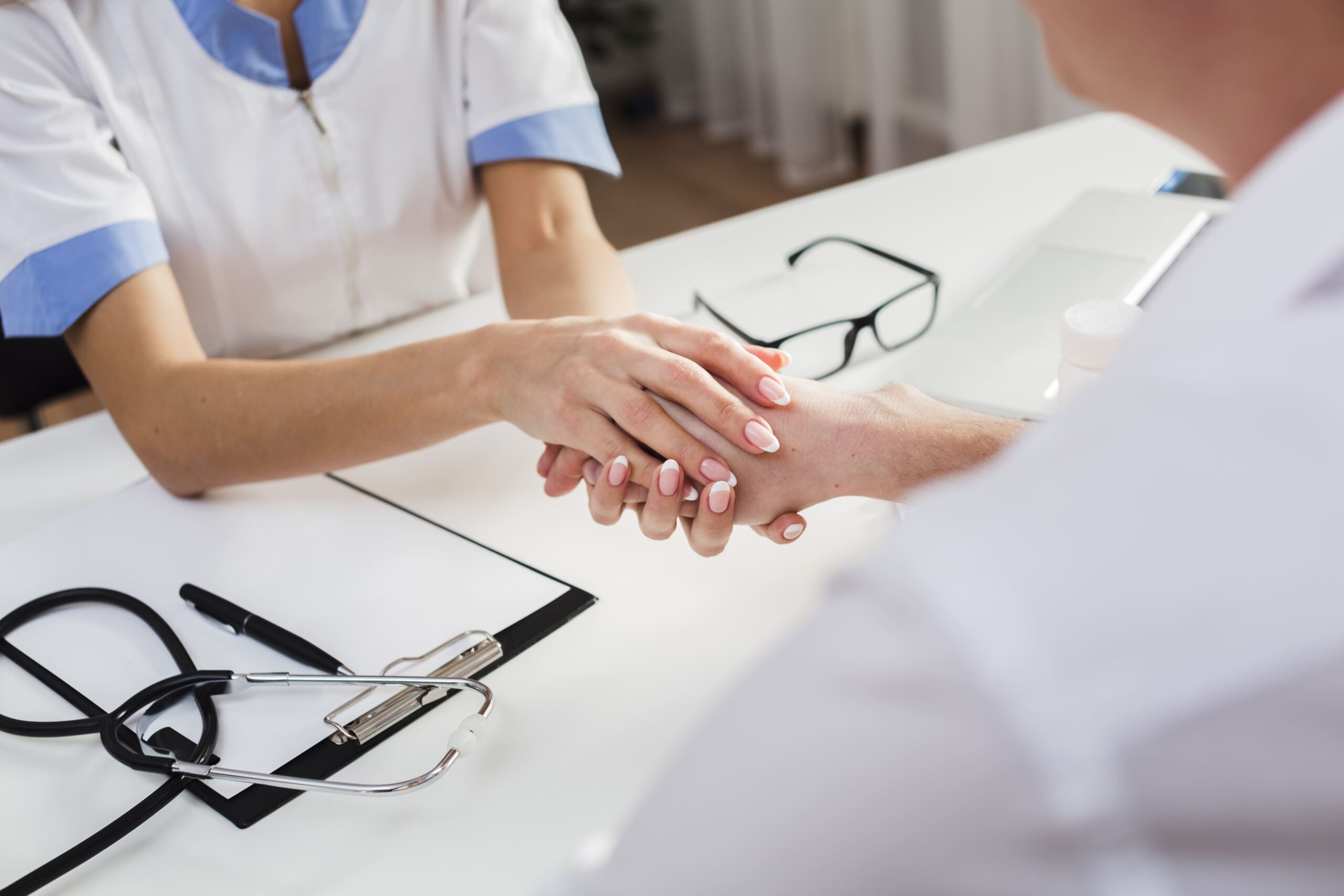 médica apertando a mão de paciente