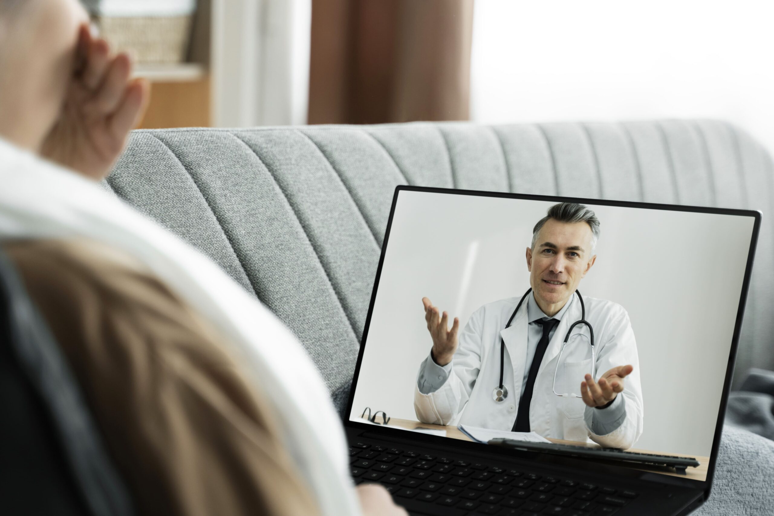 médico praticando a telemedicina