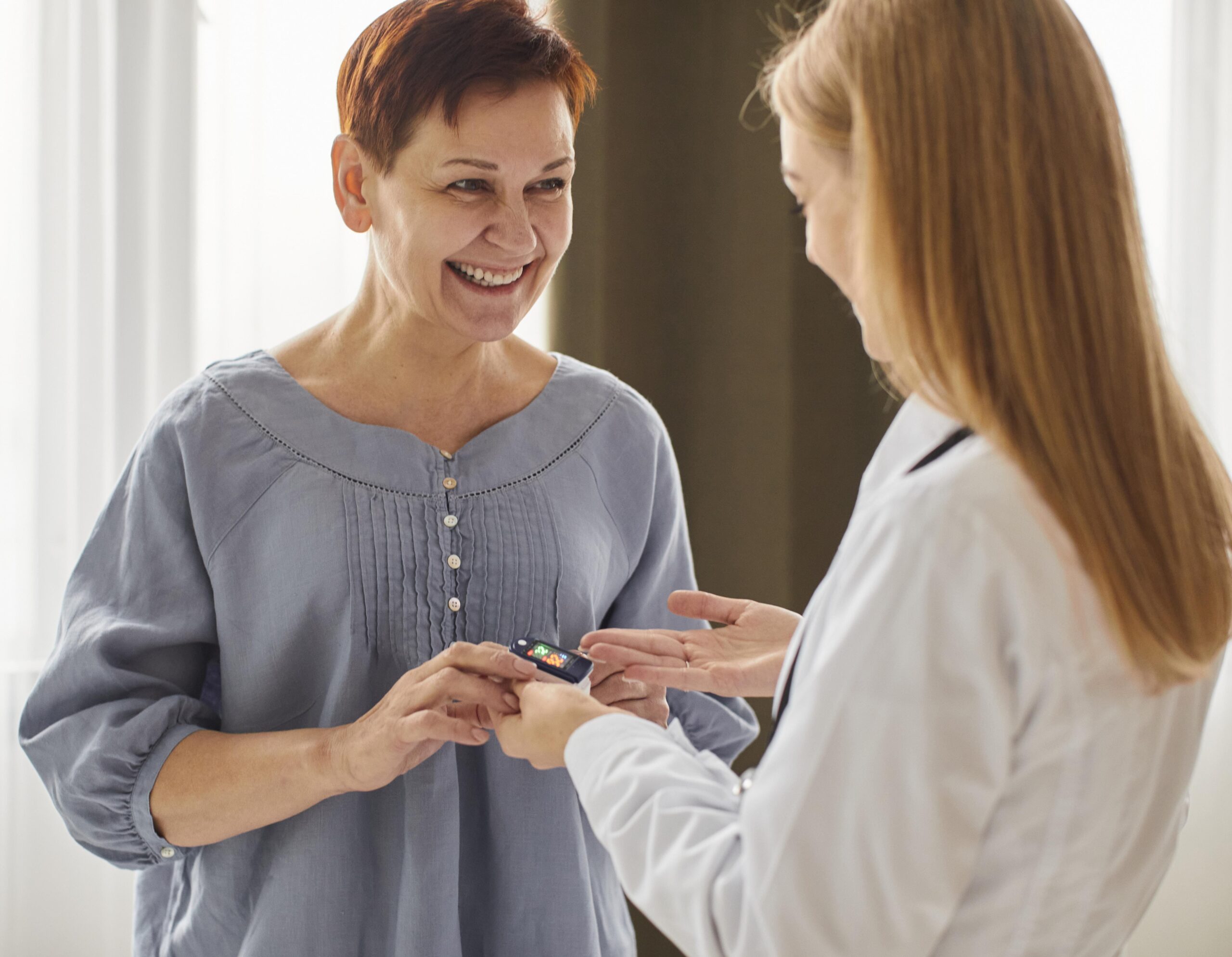 médica conversando com paciente