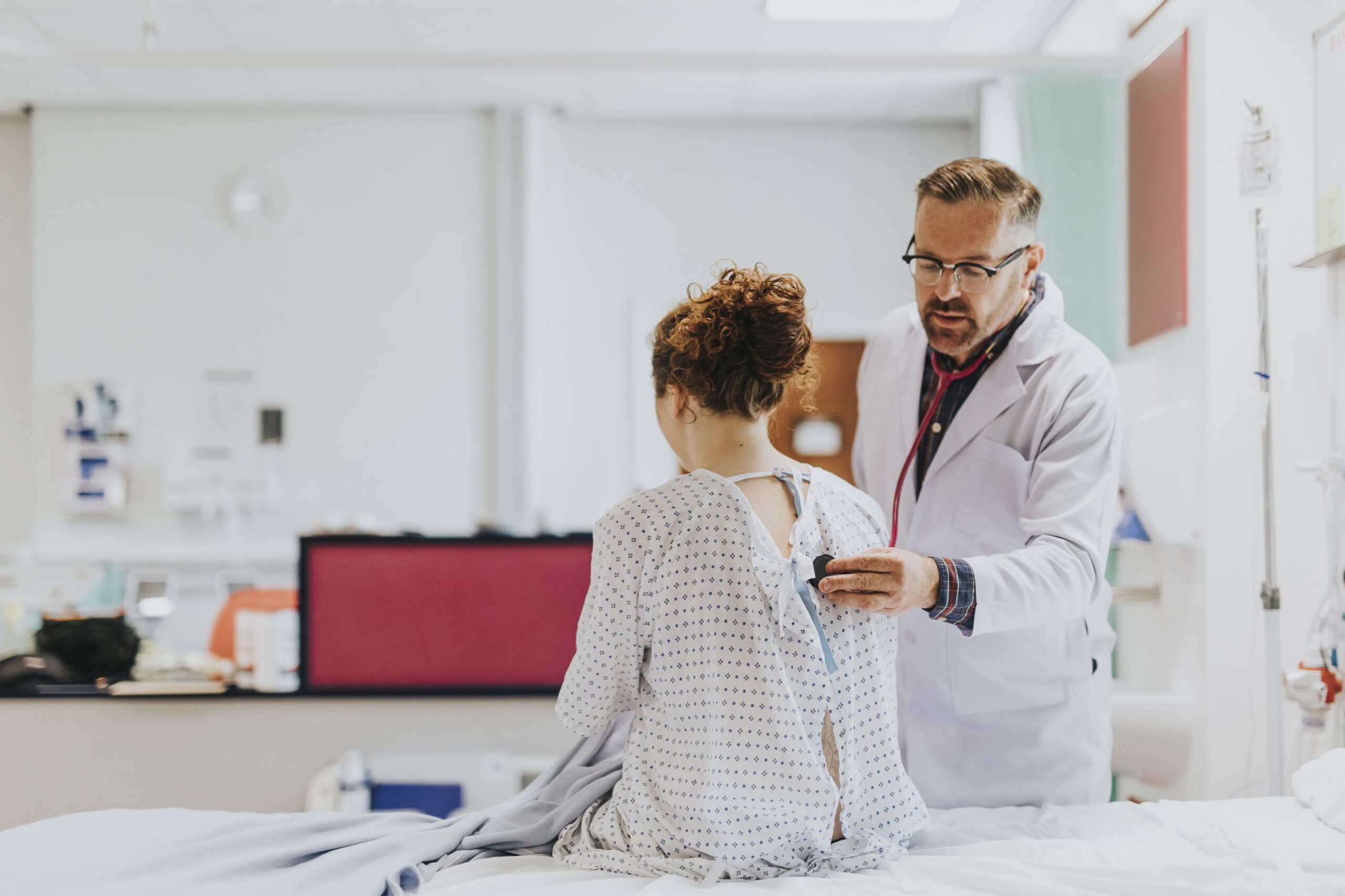 médico atendendo paciente com segurança