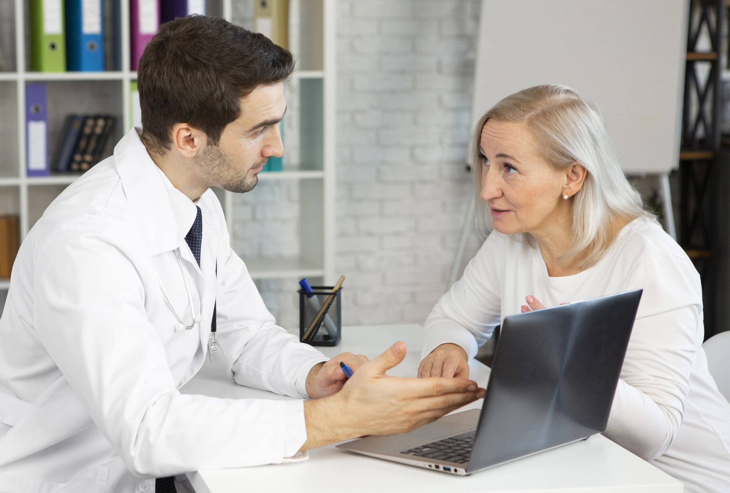 médico utilizando o prontuário eletrônico do paciente