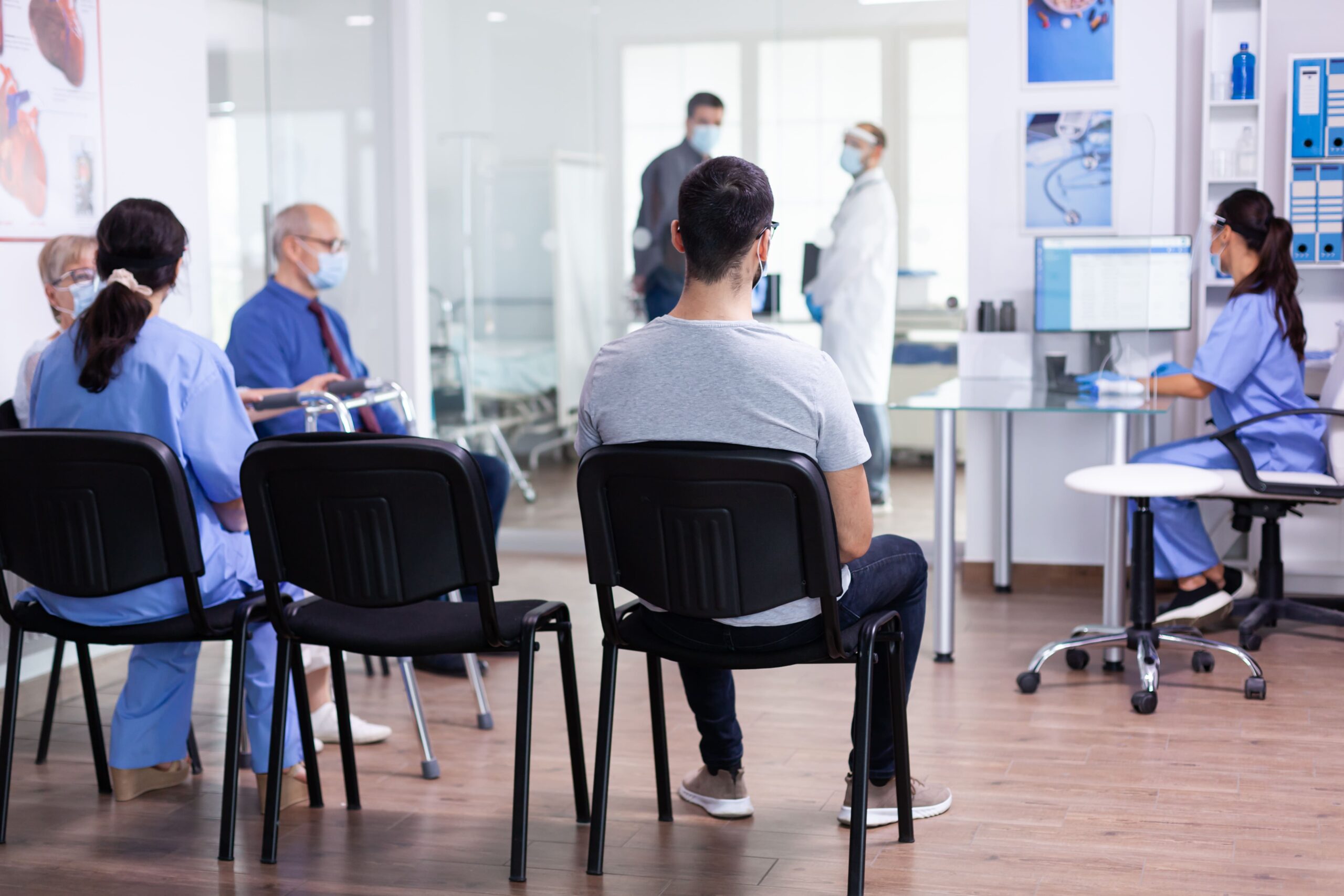 pacientes na sala de espera da clínica