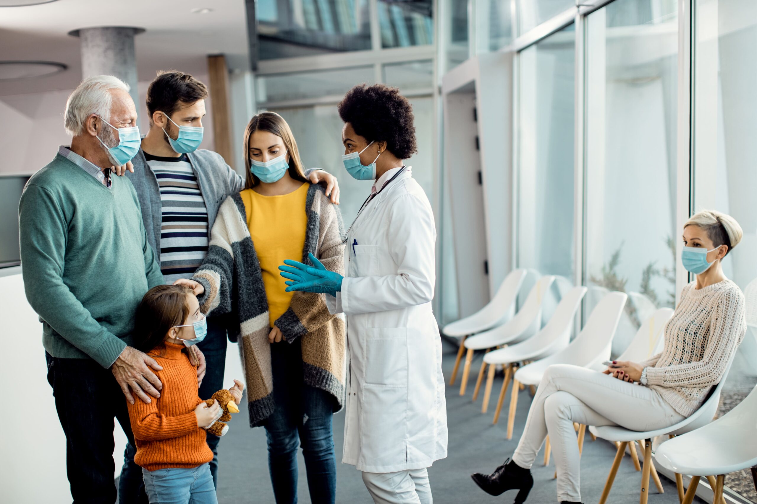 Pacientes na recepção de uma clínica médica