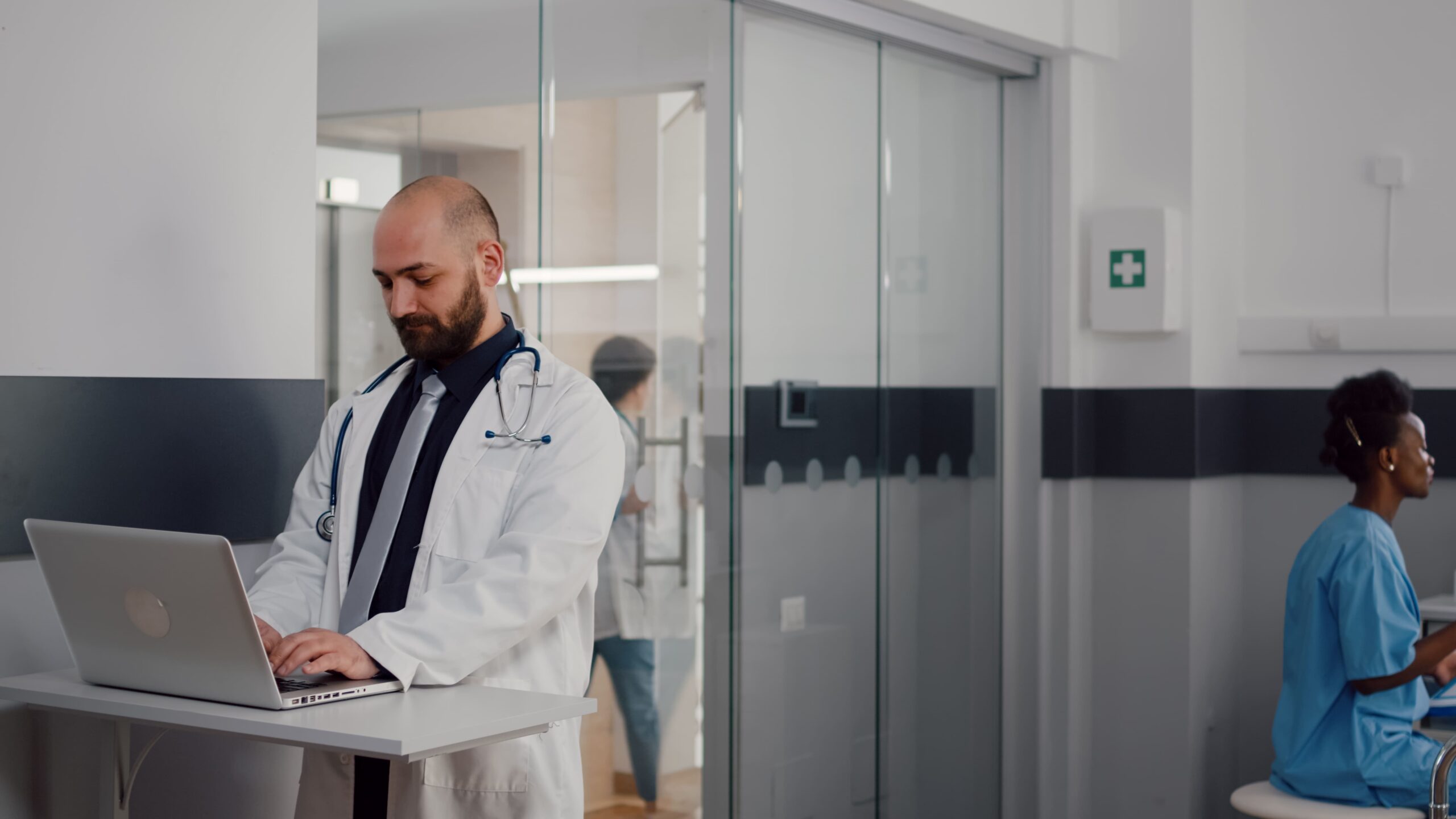 médico no computador utilizando um prontuário eletrônico