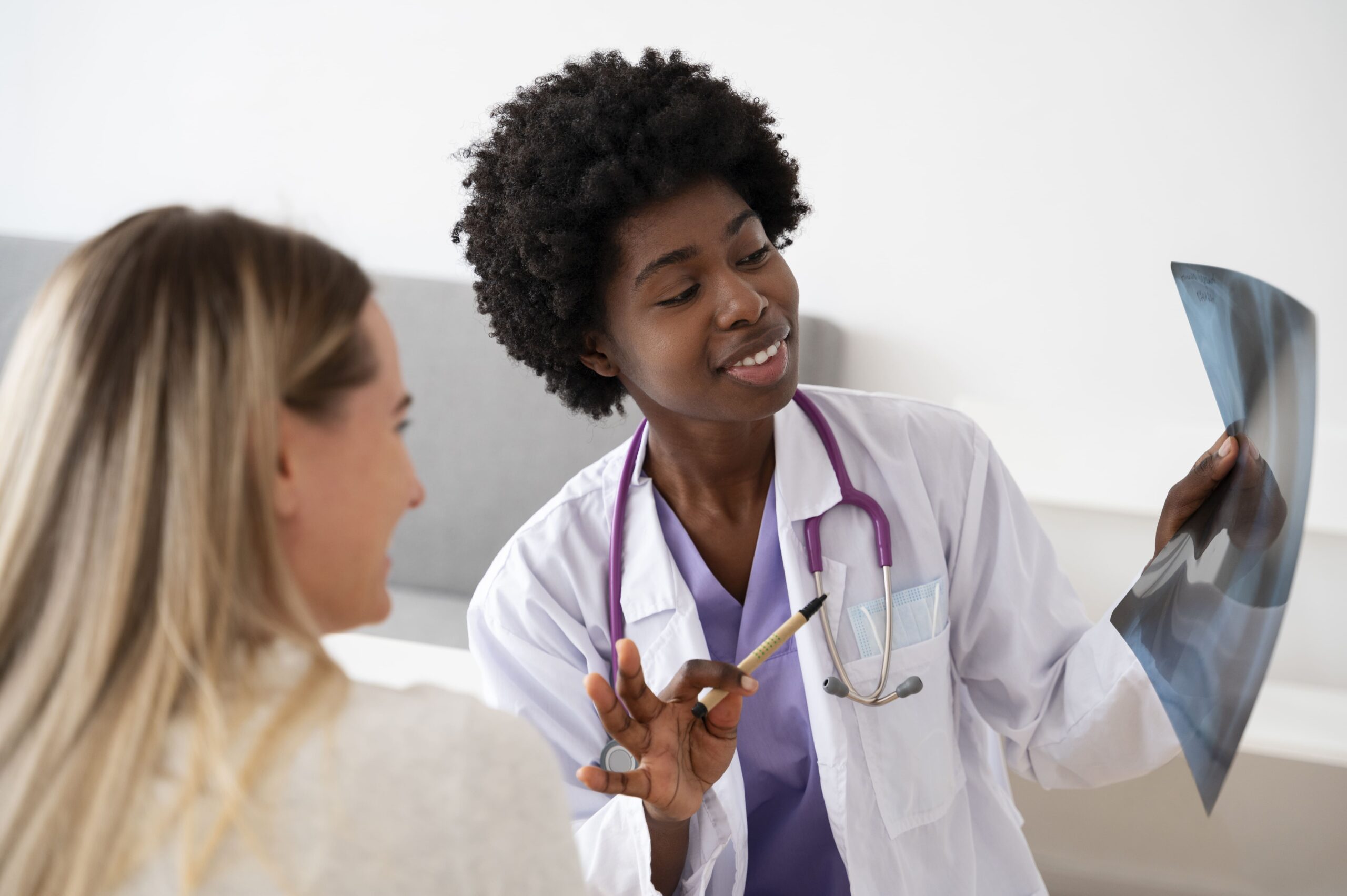 médica negra mostrando radiografia para paciente e praticando a medicina lenta