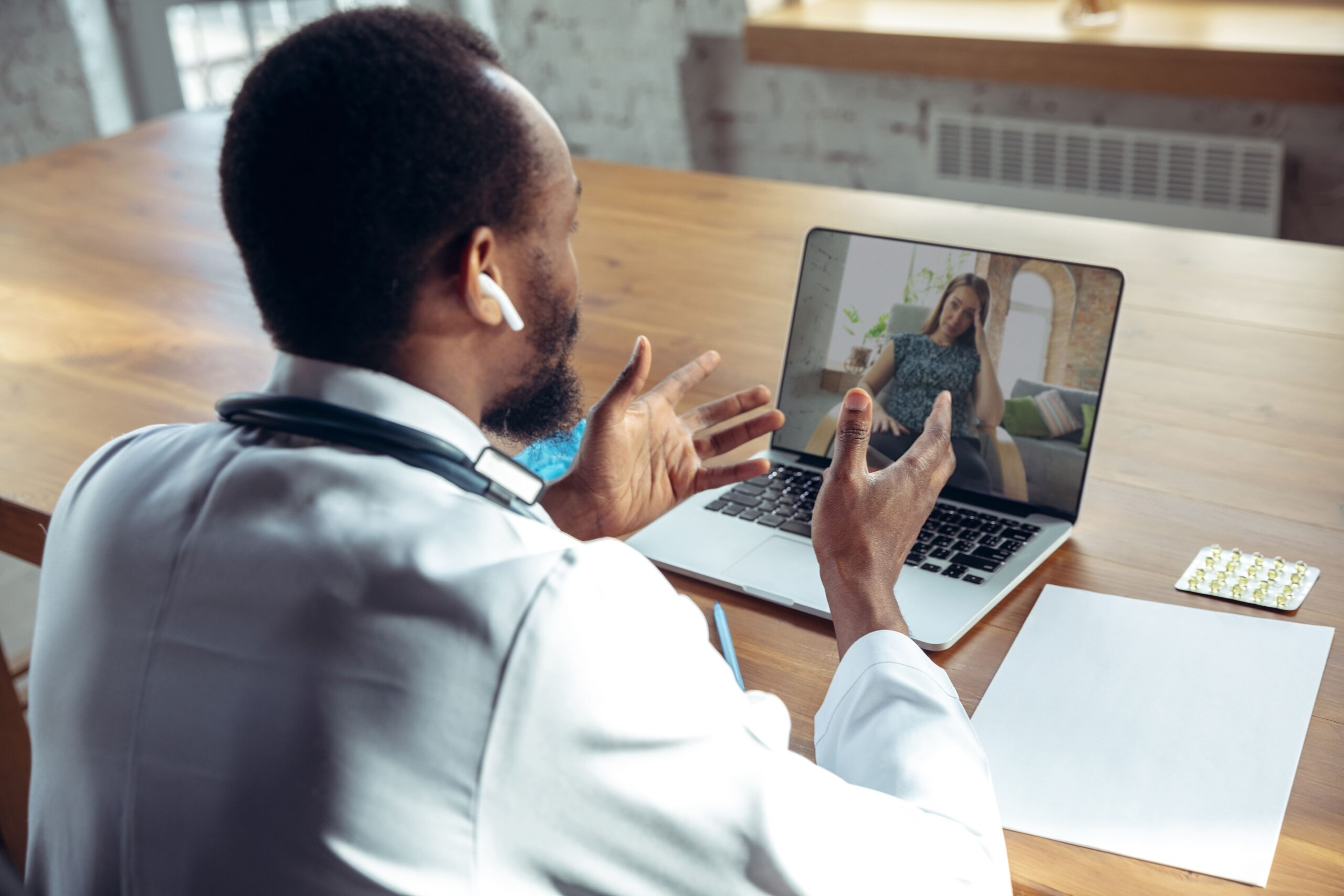 médico utilizando a telemedicina integrada