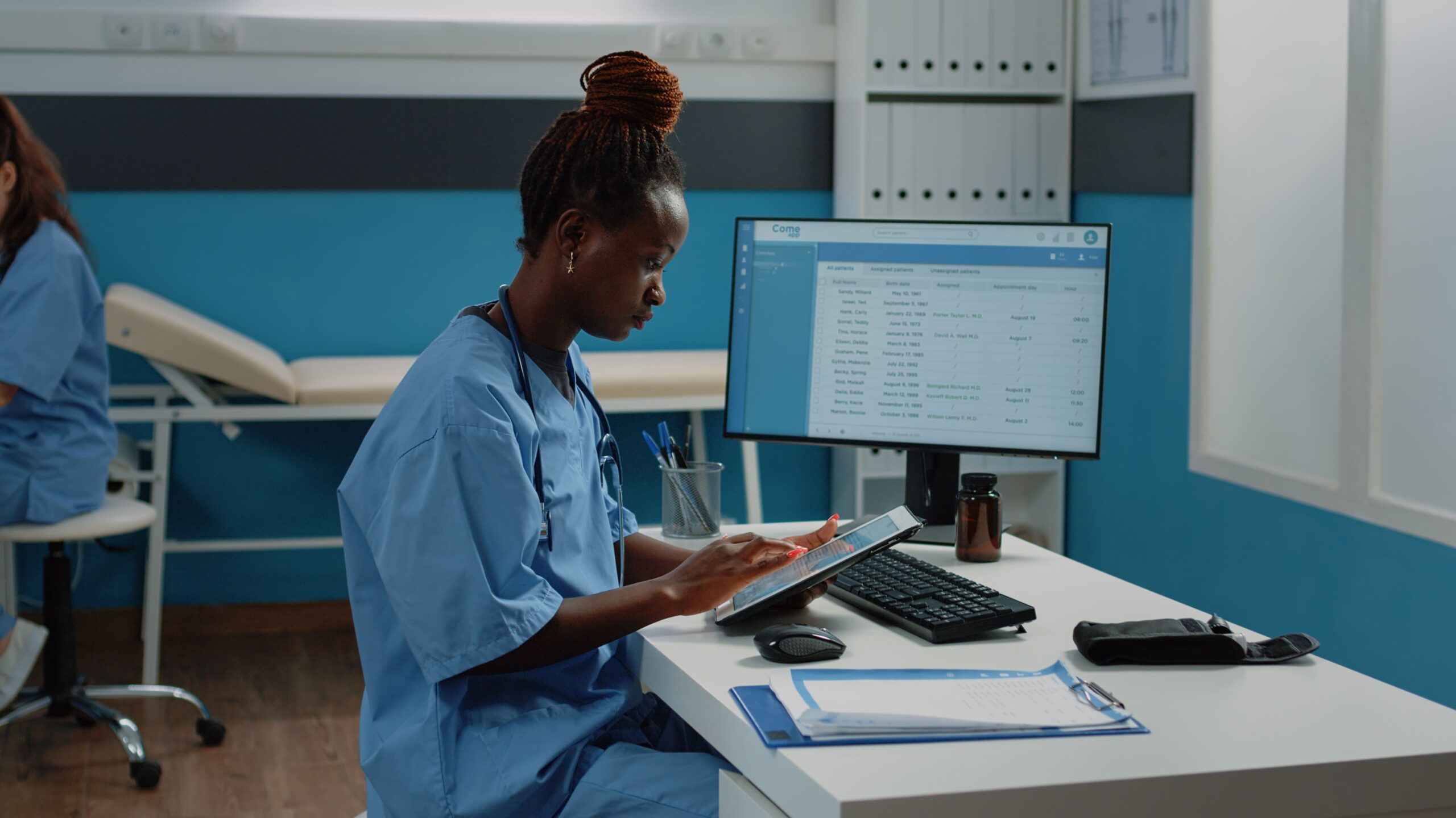 médica no computador usando um ERP hospitalar