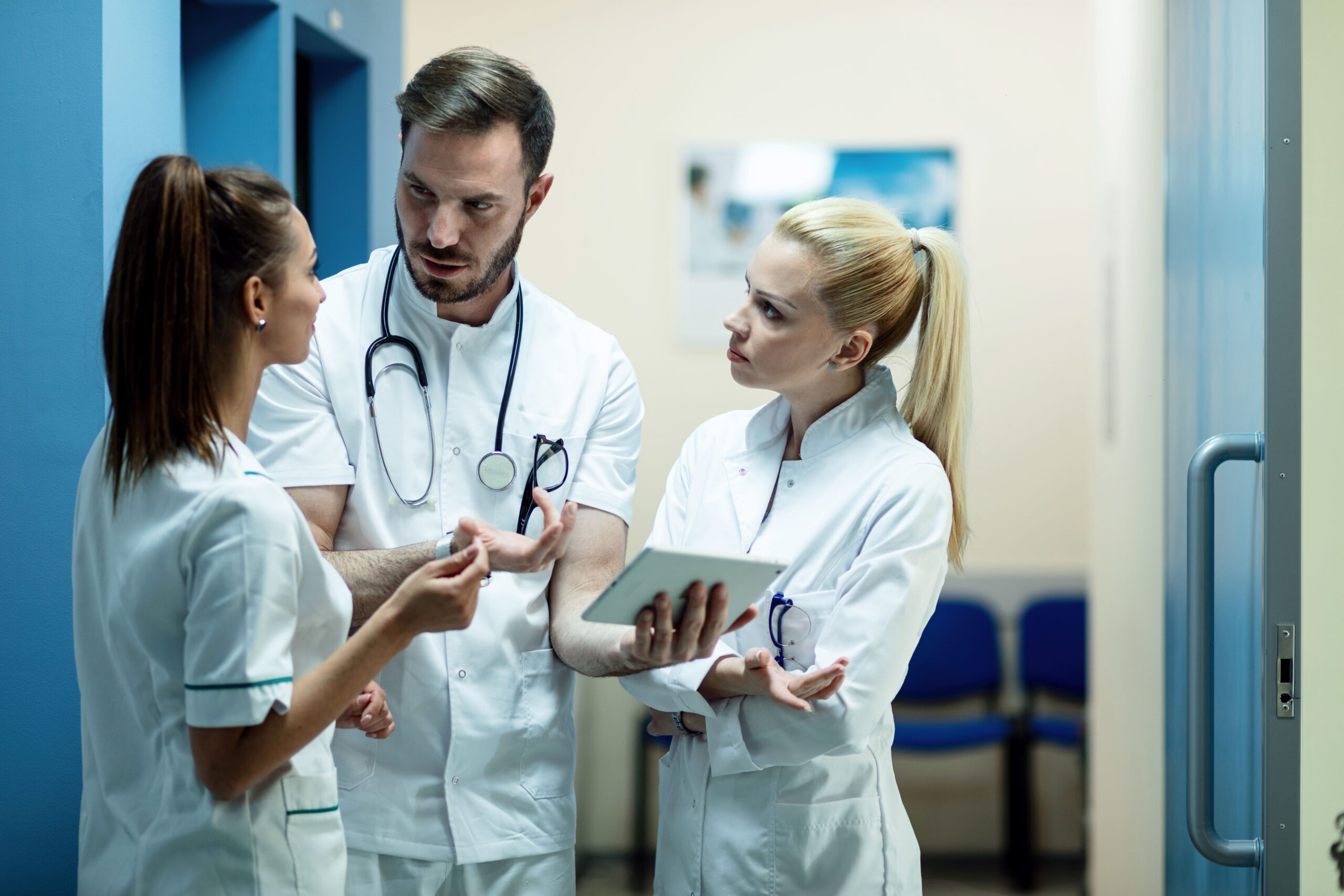 médicos conversando no corredor da clínica