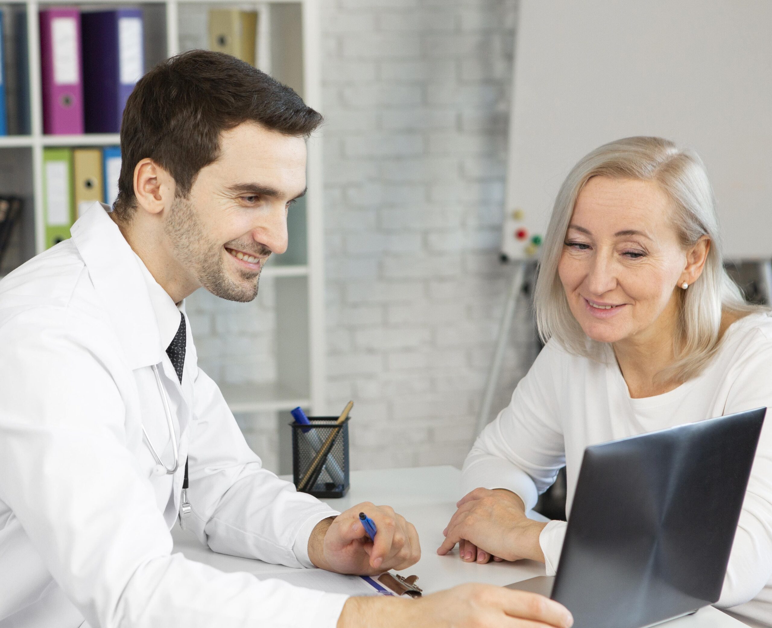 médico utilizando o prontuário afetivo com paciente