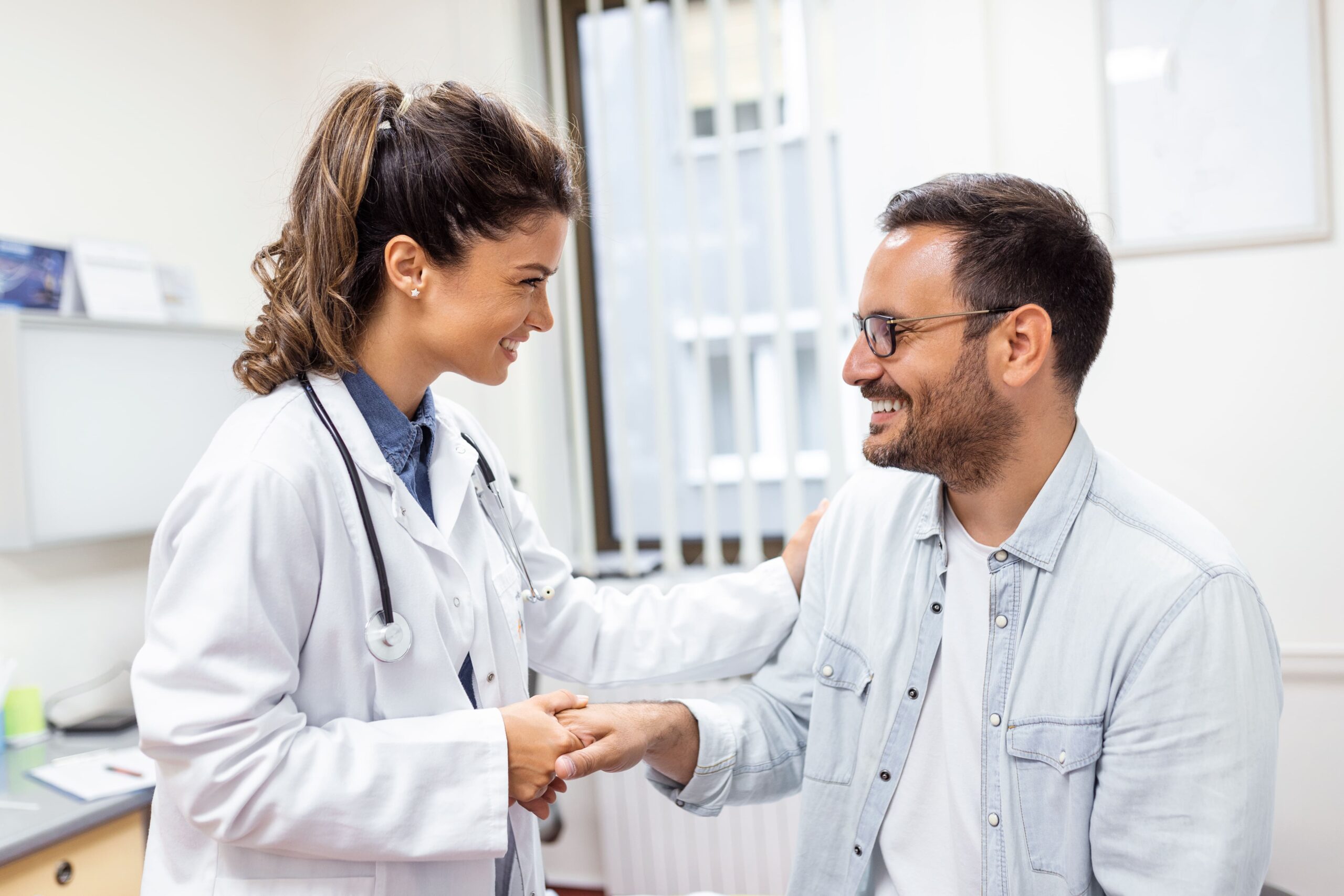 médica atendendo paciente e utilizando um receituário personalizado