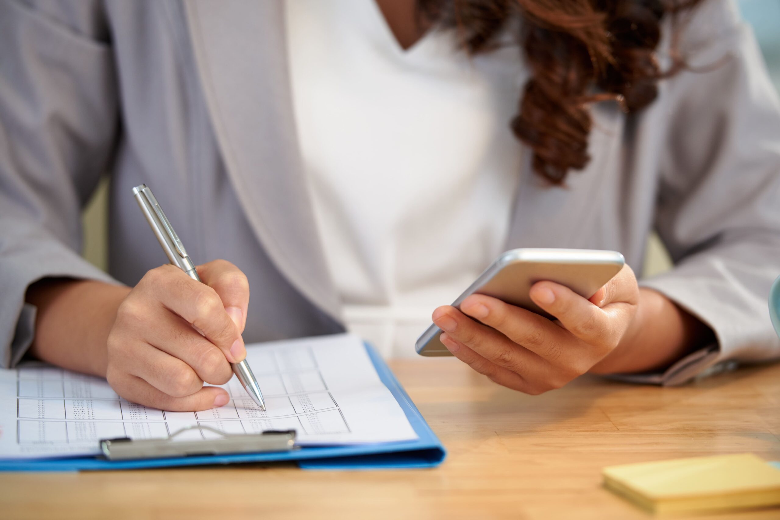 recepcionista de clínica programando um lembrete de consulta médica