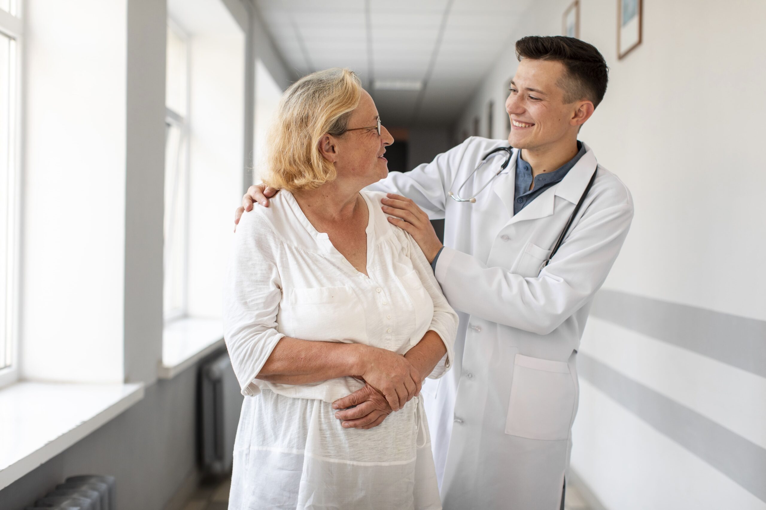 médico mantendo contato pós-consulta com uma paciente