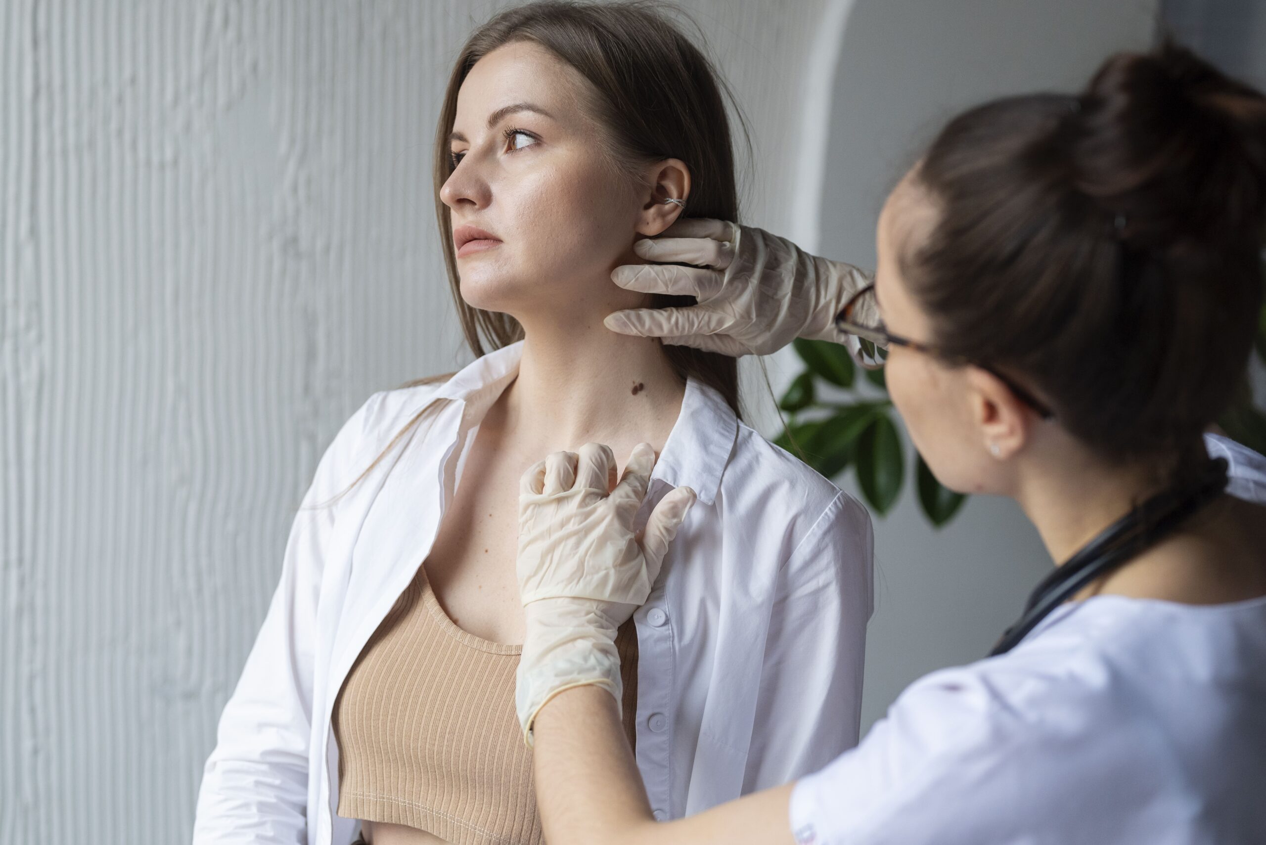 médica realizando um atendimento dermatológico