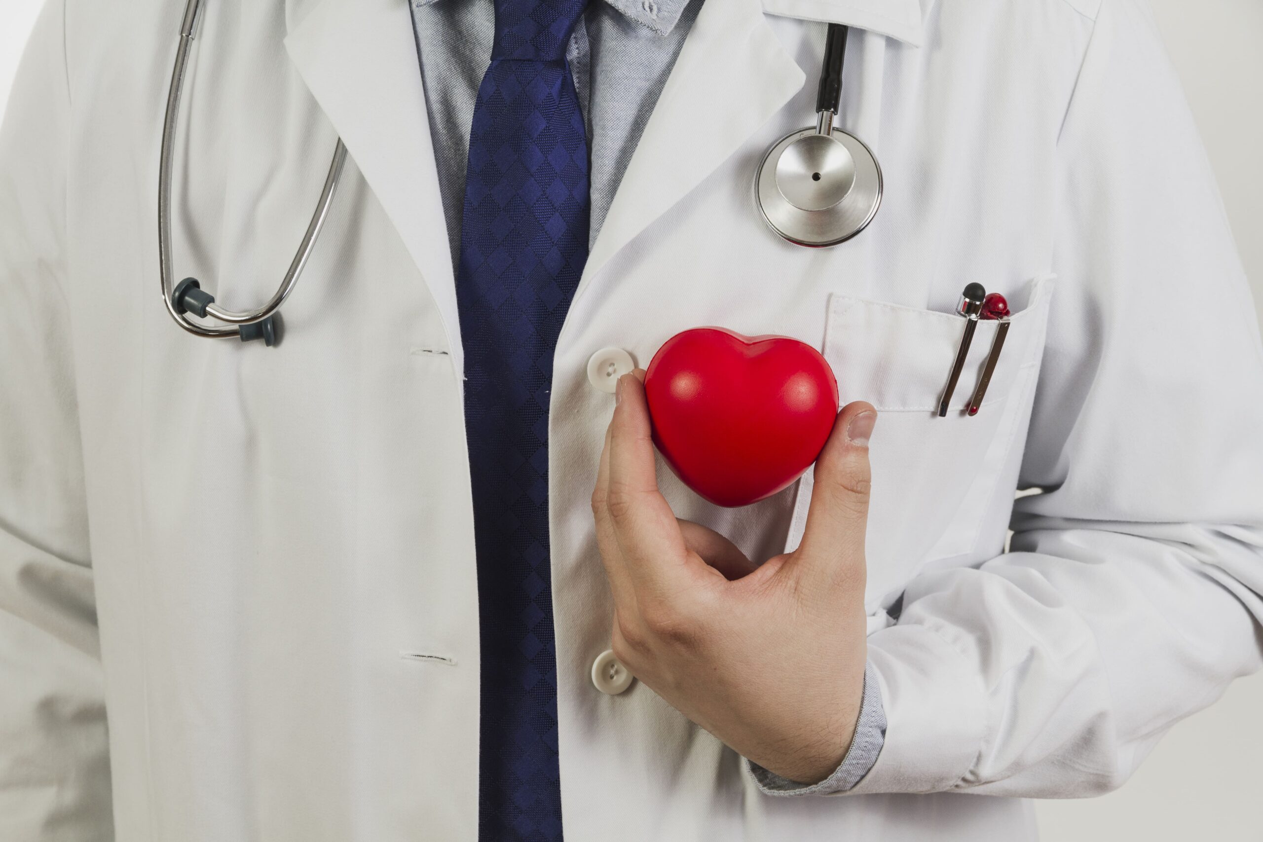 médico segurando um coração de brinquedo, representando a importância de sua qualidade de vida