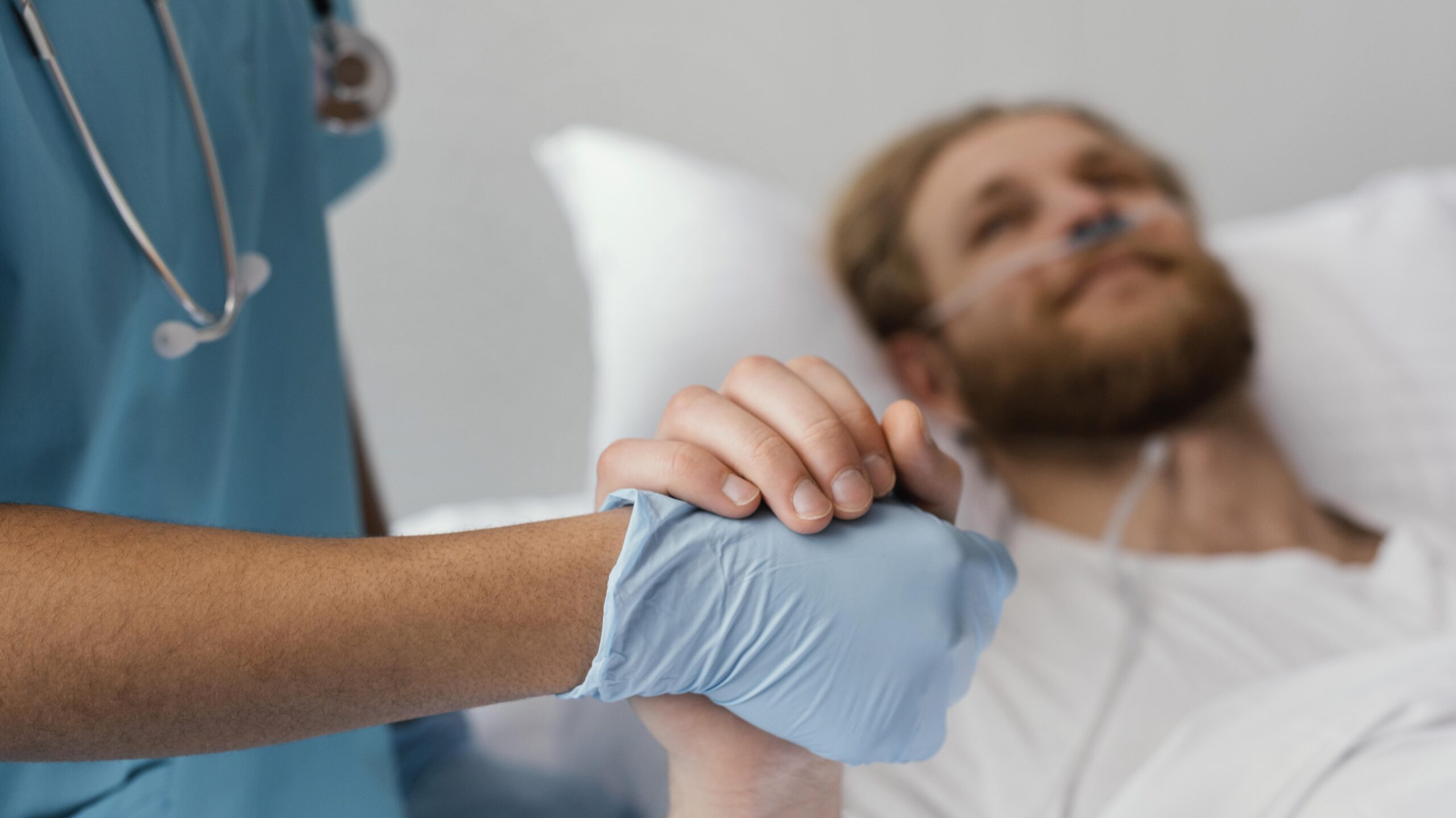 médico segurando as mãos do paciente