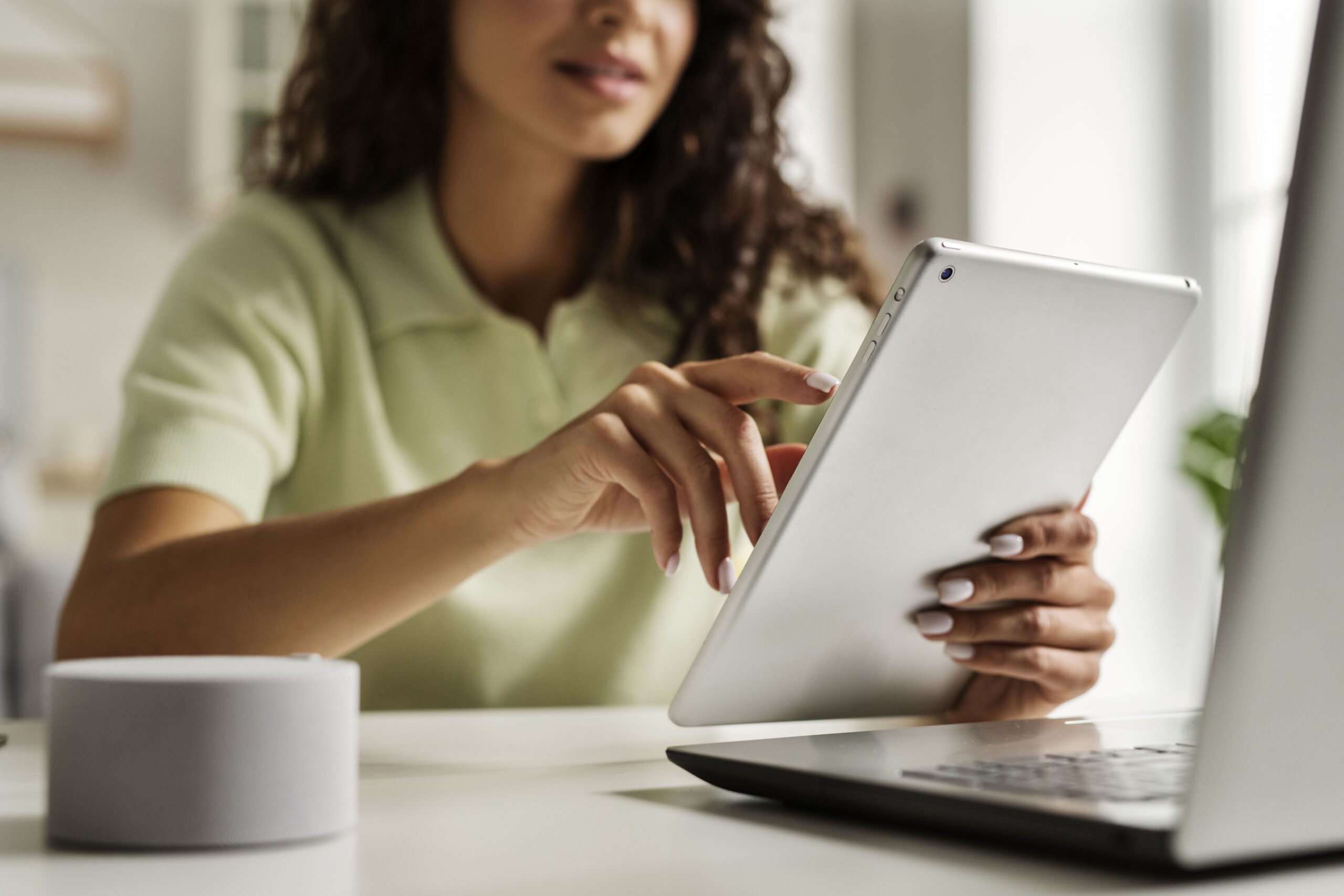 paciente marcando consulta pelo tablet