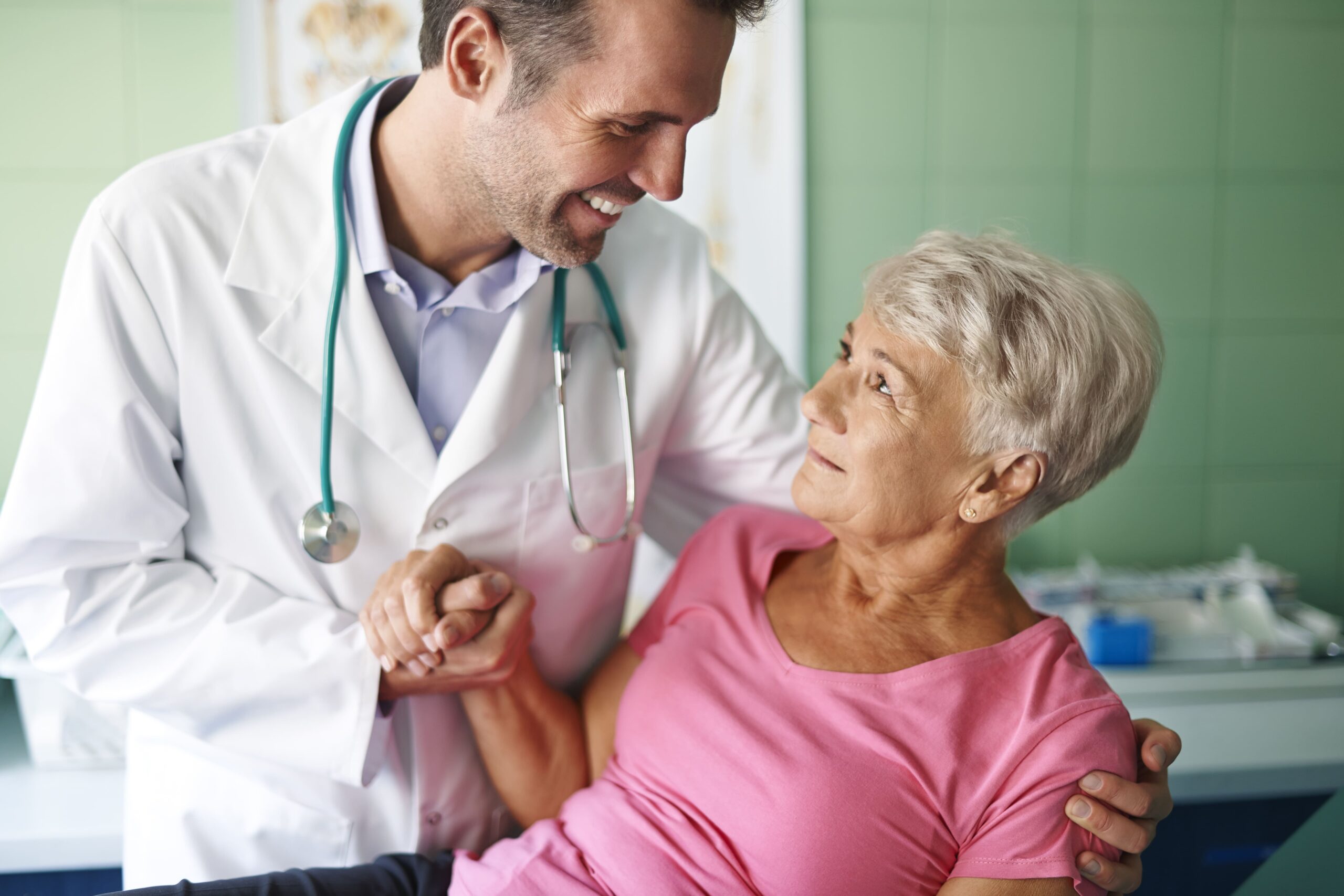 médico cuidando da saúde da pessoa idosa