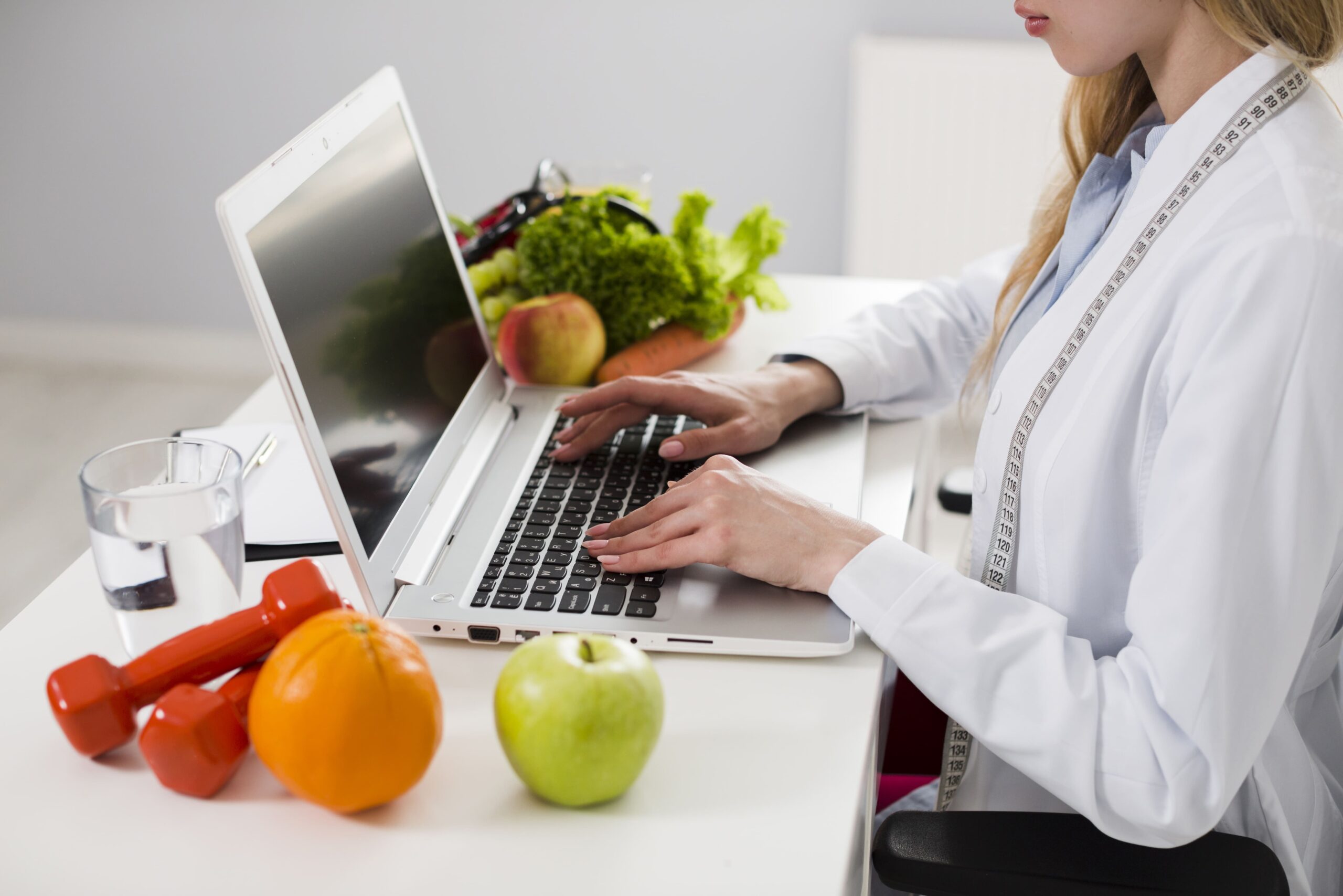 nutricionista usando um sistema para clínicas