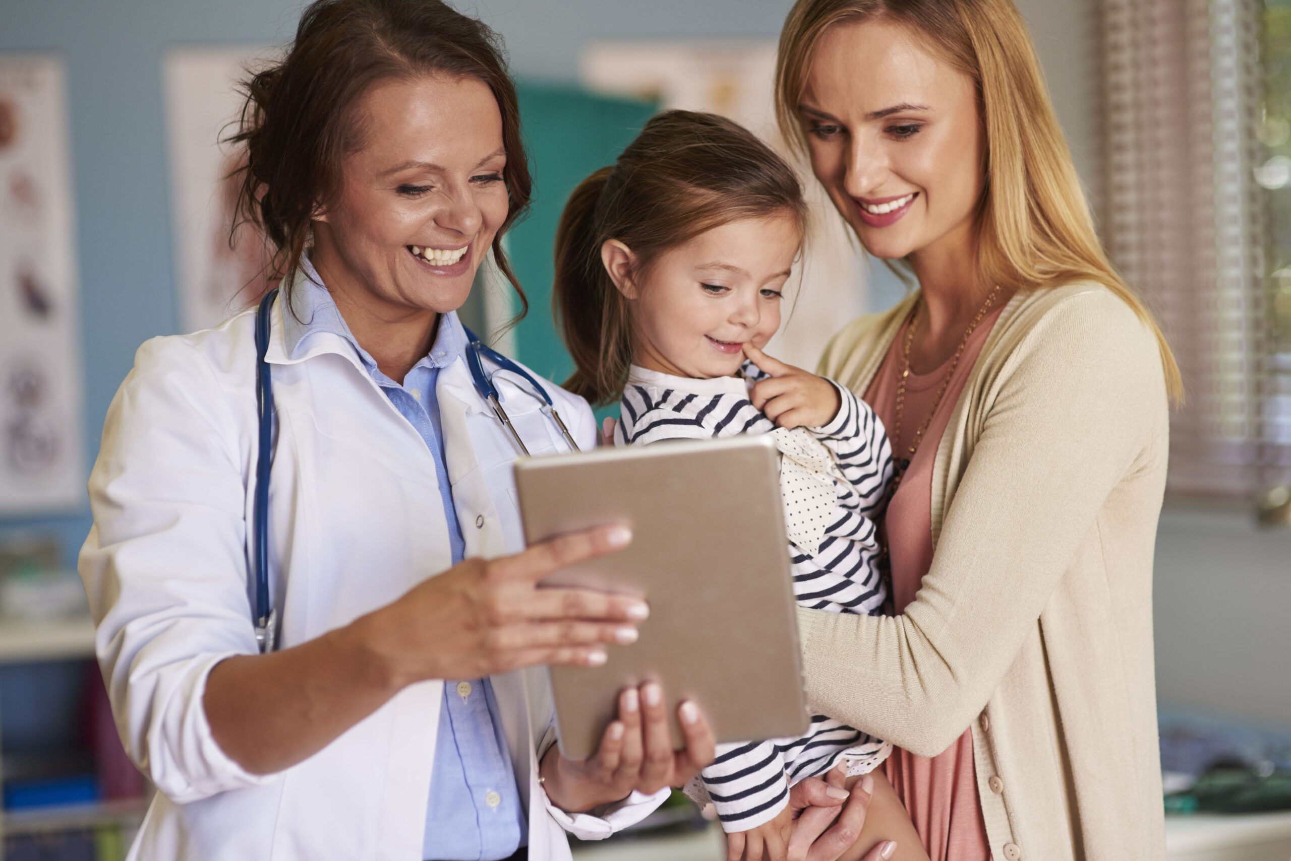 médica utilizando um software para pediatras