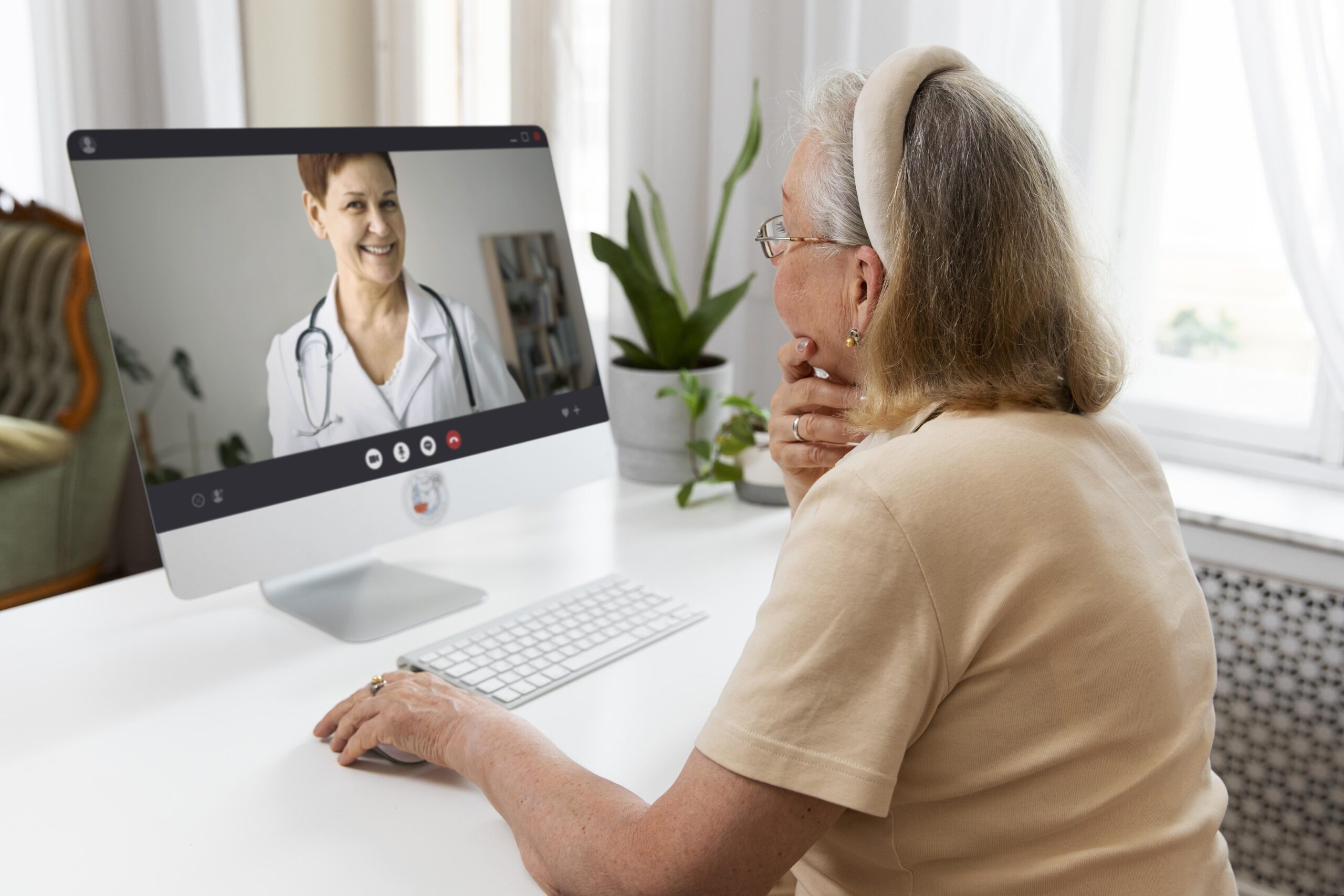 mulher idosa recebendo teleassistência de uma médica