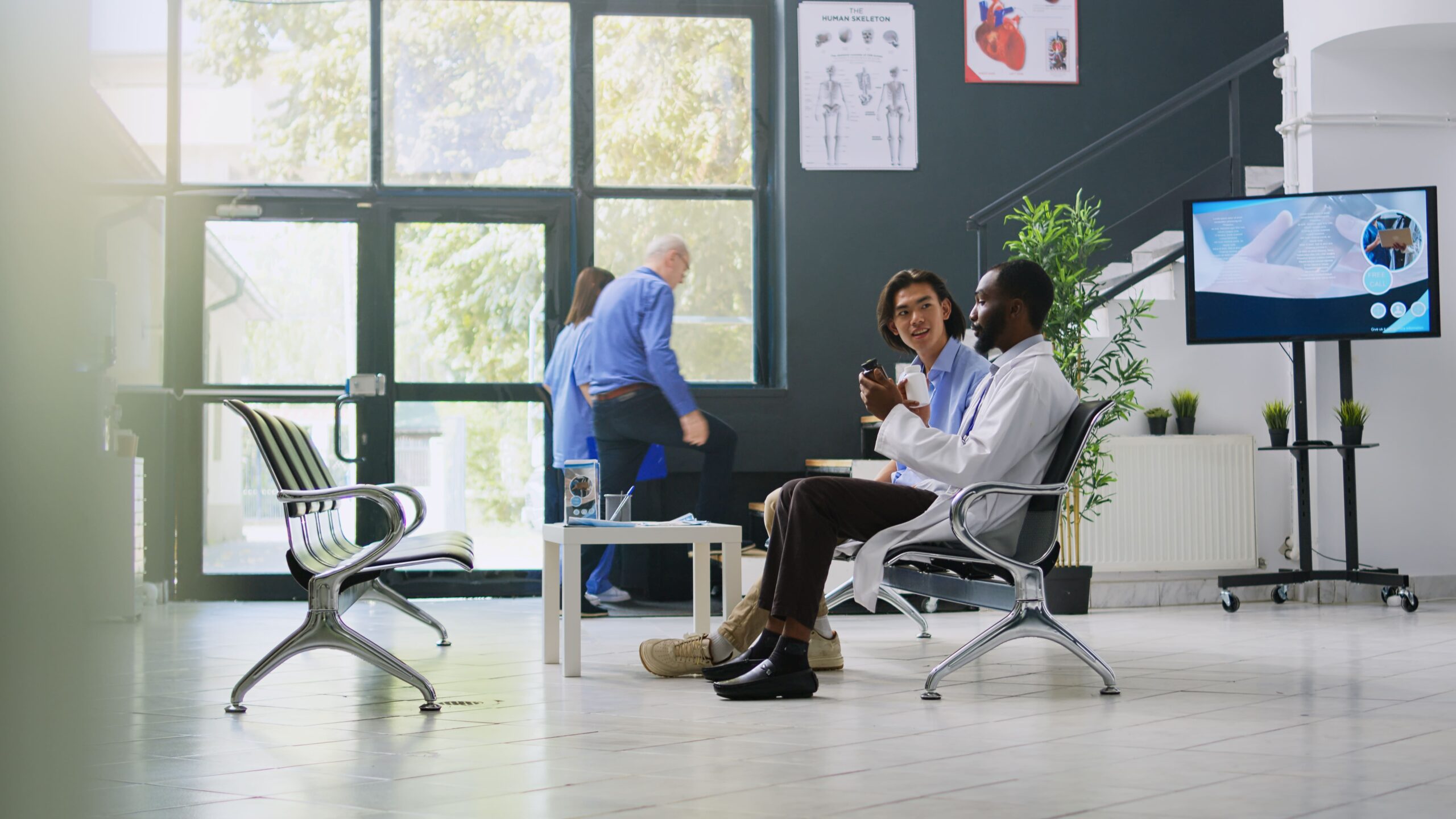 médicos utilizando um coworking médico