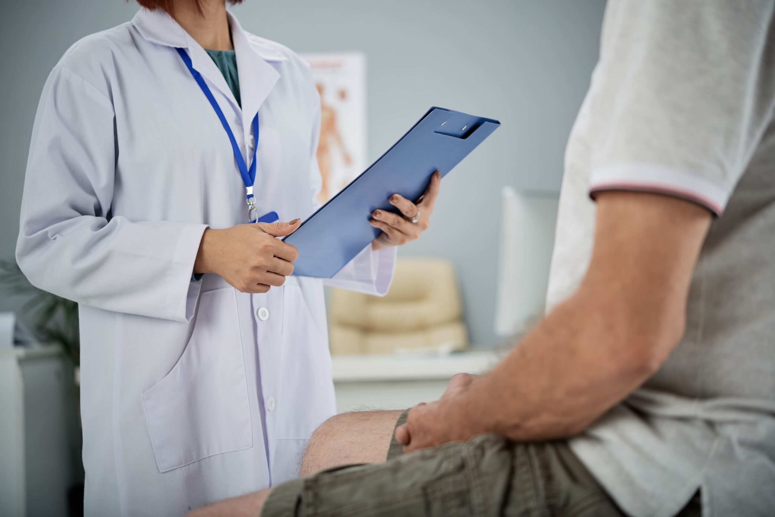 médica realizando um exame ocupacional