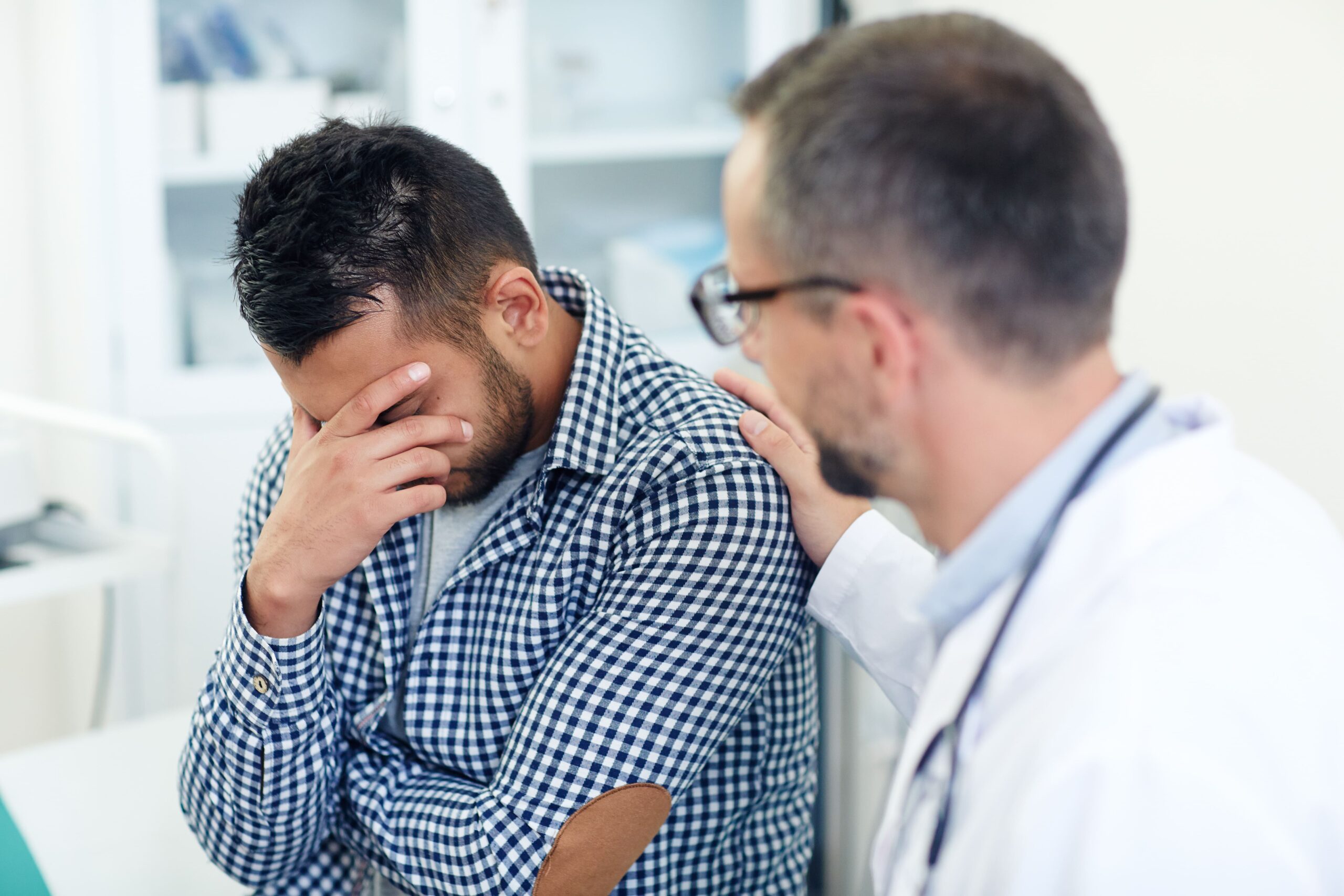 médico lidando com pacientes difíceis