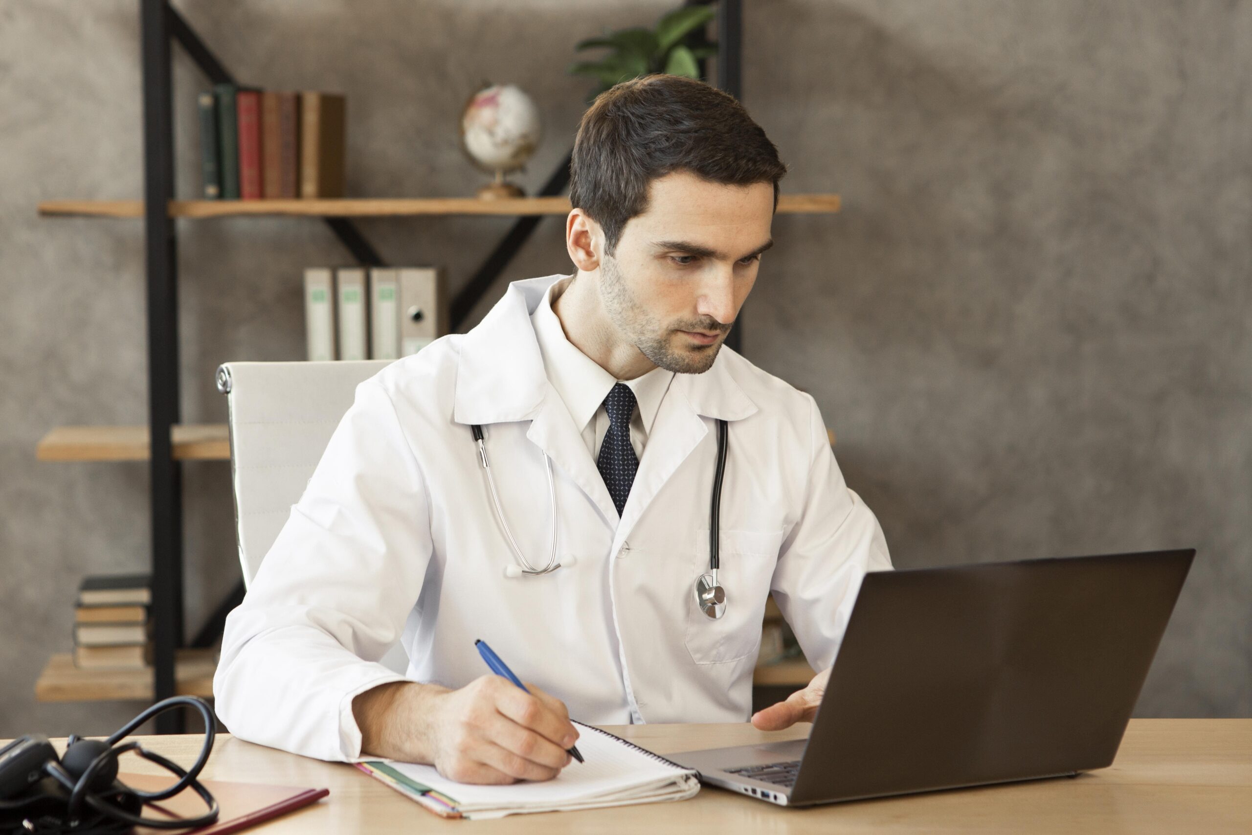 médico estudando sobre a regulamentação da telemedicina