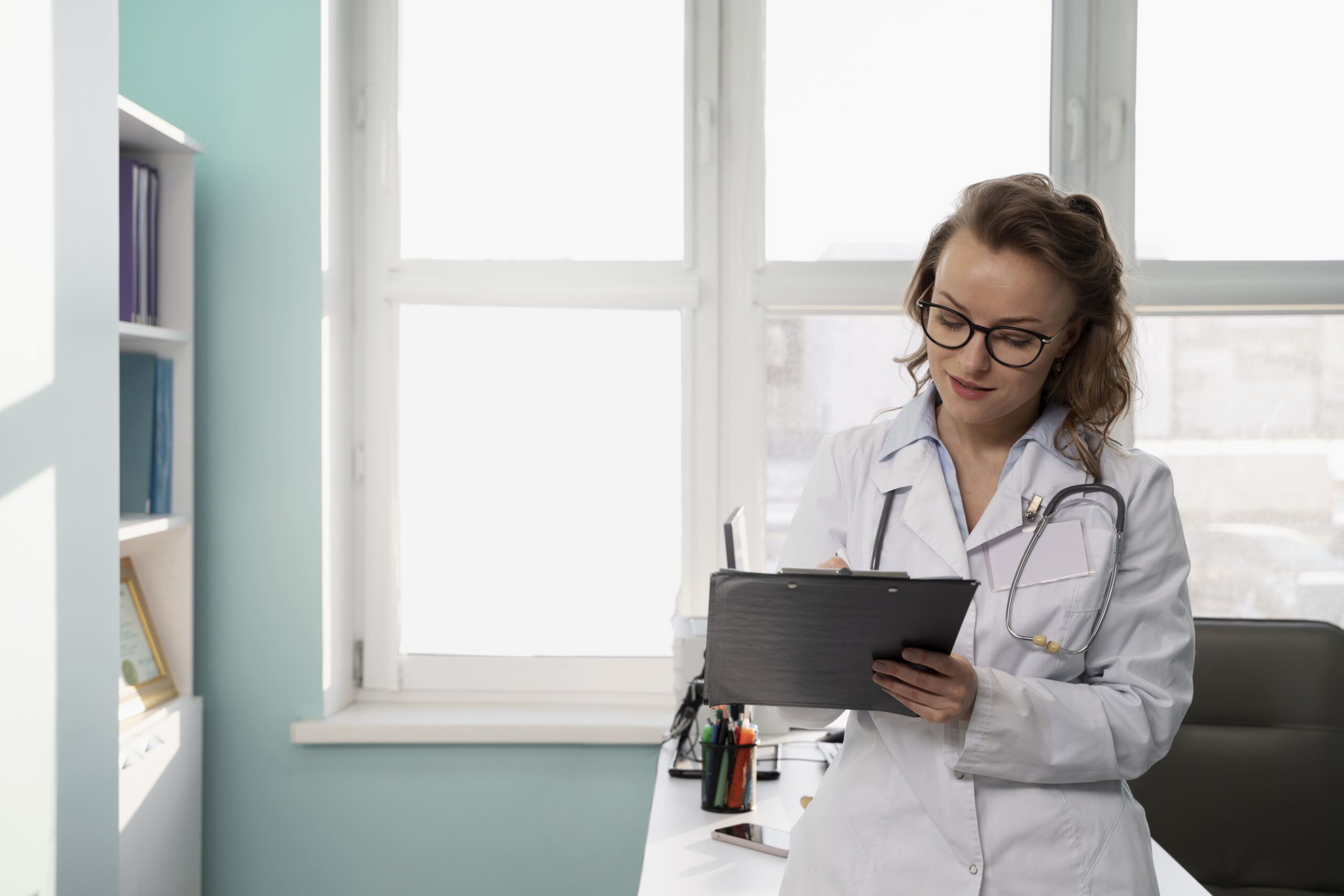 Médica com prancheta utilizando a Tabela Simpro