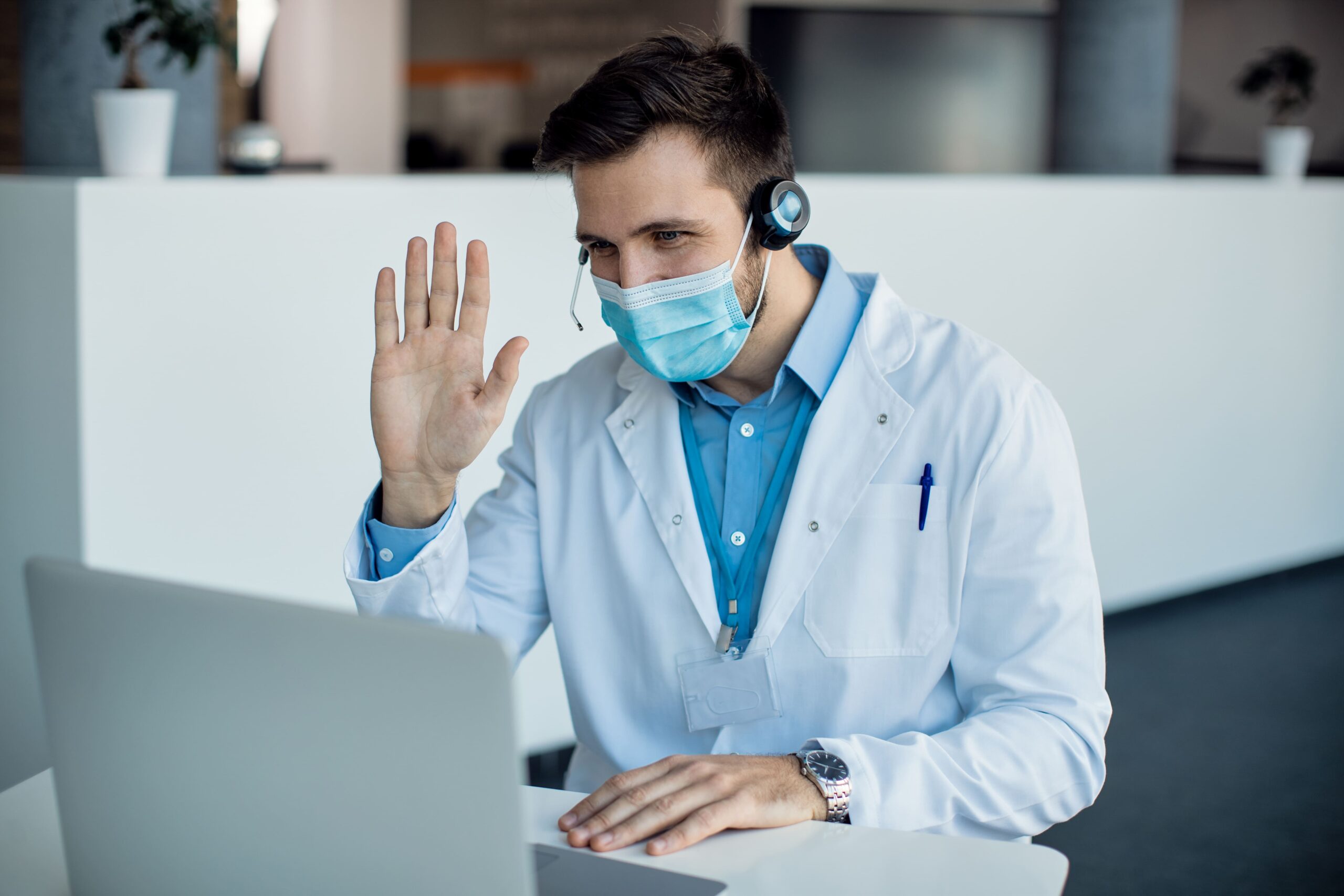 médico oferecendo a telemedicina 24 horas