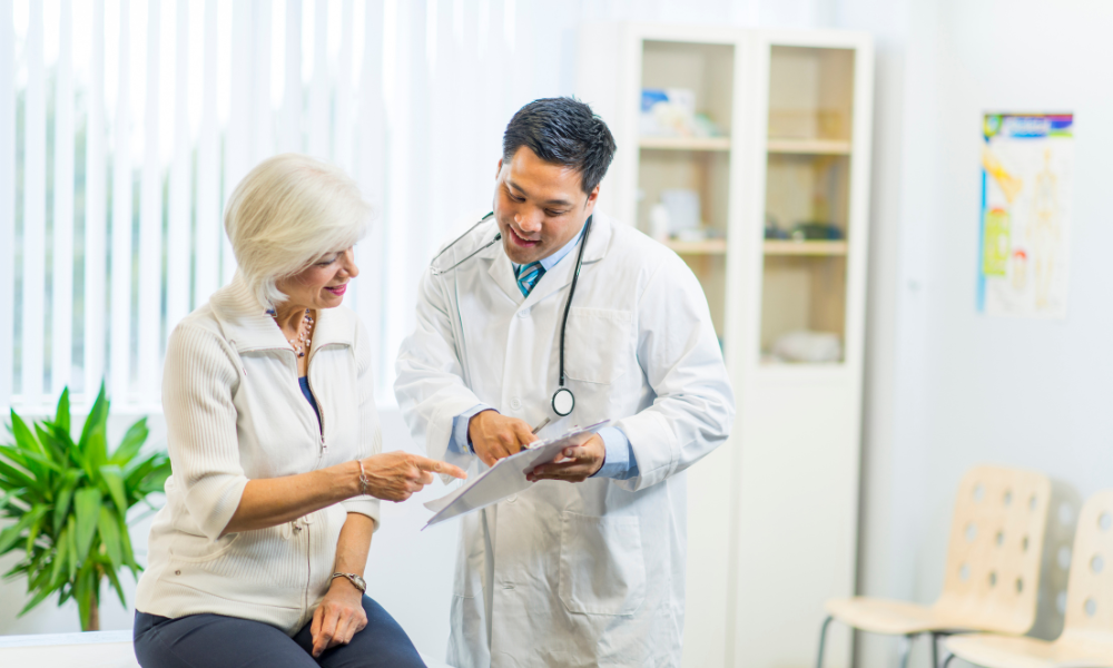 médico se comunicando de forma clara com uma paciente na consulta