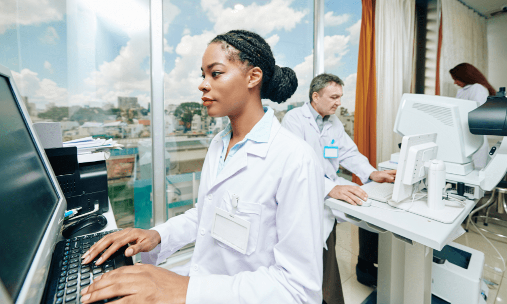 profissional de saúde realizando o faturamento de guias médicas