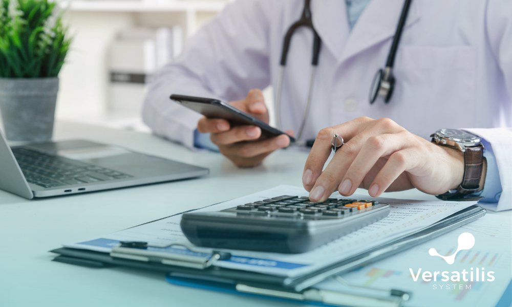 médico na mesa fazendo contas na calculadora